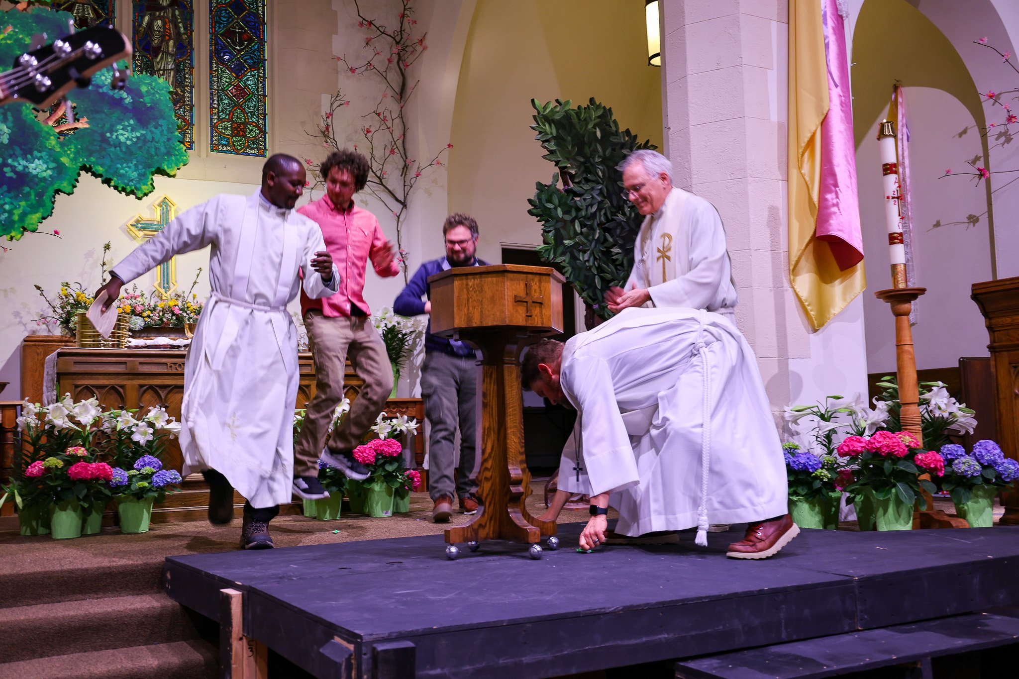 Easter Vigil, Part 2: Now THAT'S what we call "The Great Alleluia"! 🥳 🔔 🍬
.
.
.
#eastervigil #holyweek #alleluia #anglican #hopkinsmn