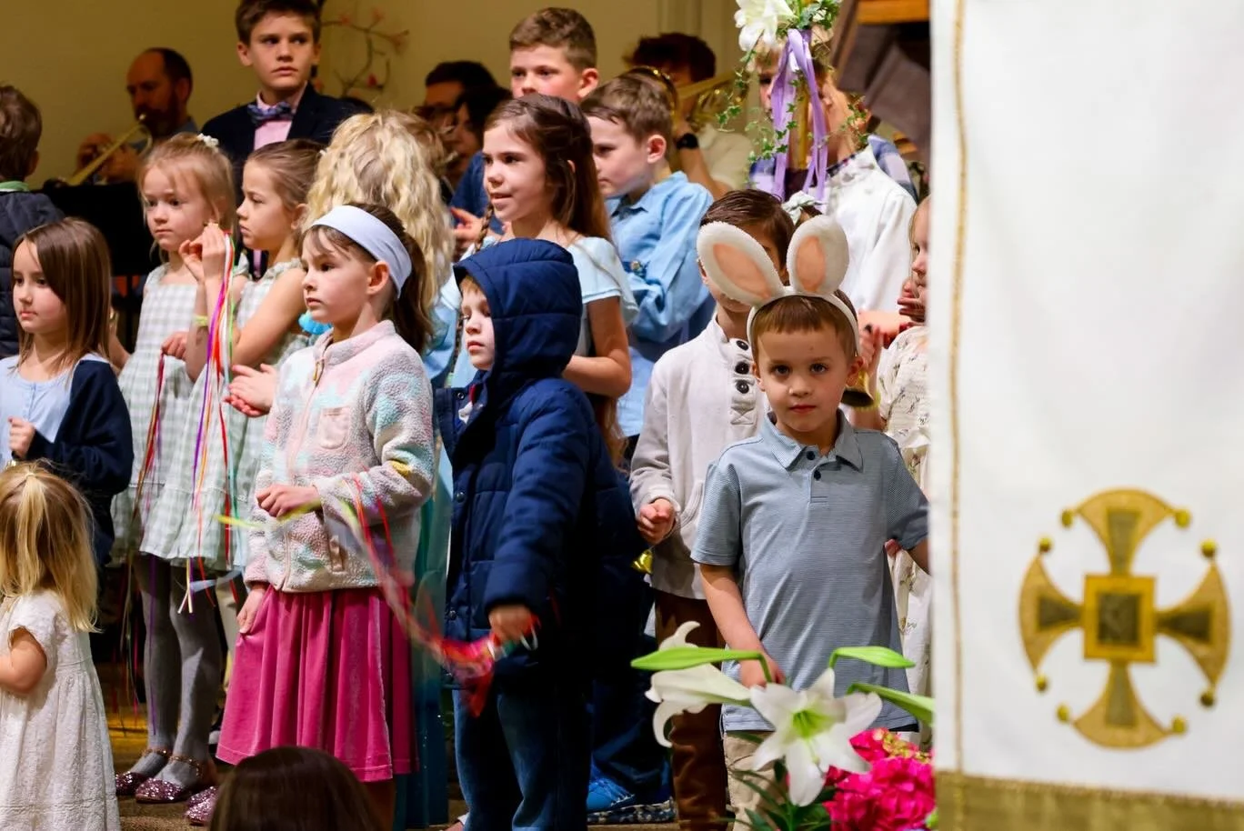 Easter Sunday, Part 1: &ldquo;Alleluia! Christ is risen! The Lord is risen indeed! Alleluia!&rdquo; 🔔🌷🎶
.
.
.
#eastersunday #holyweek #anglican #hopkinsmn @midwestanglican