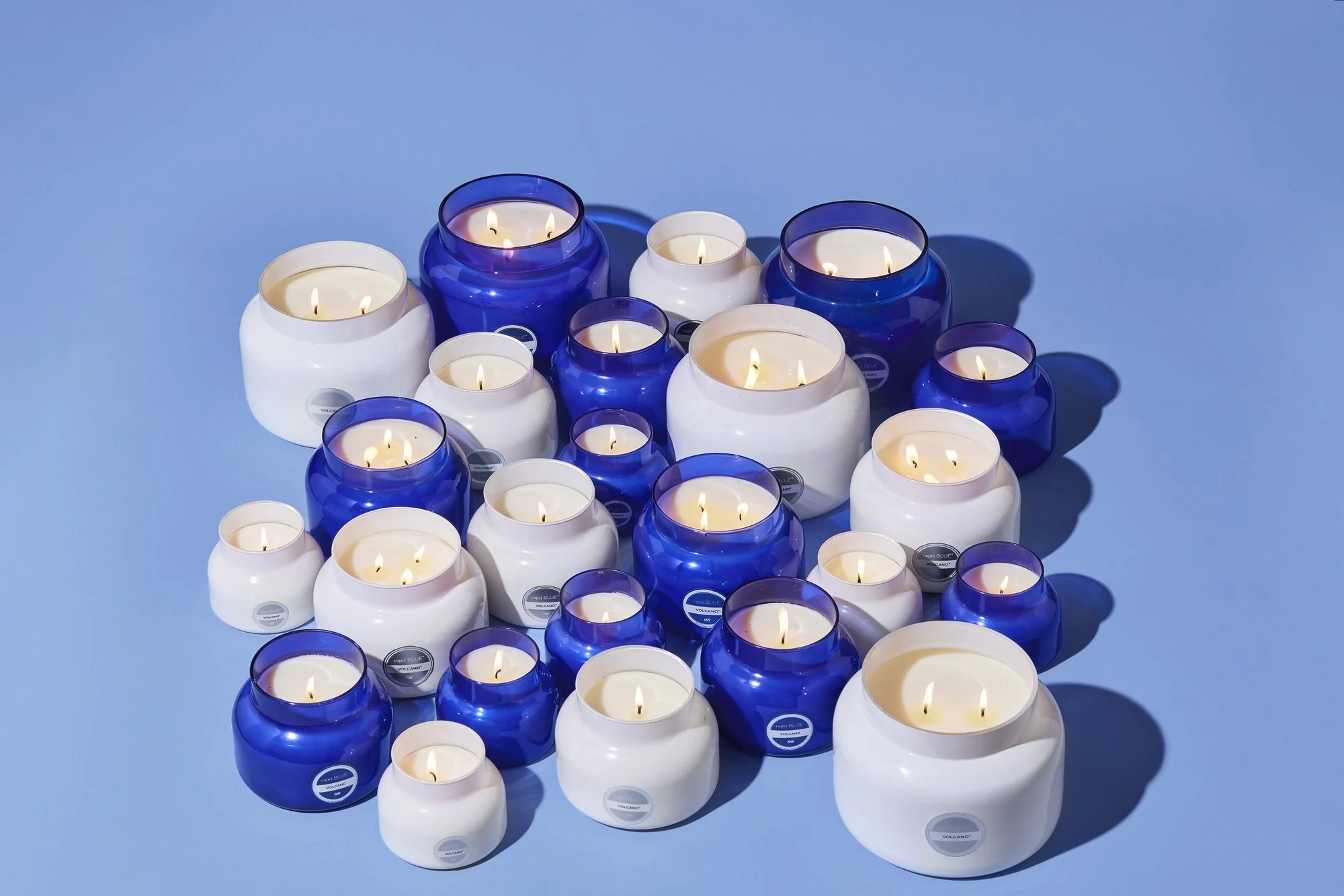 capri-blue-fall-winter-2023-volcano-signature-blue-white-jars-collection-1959-2000x1334-1478e37.jpg