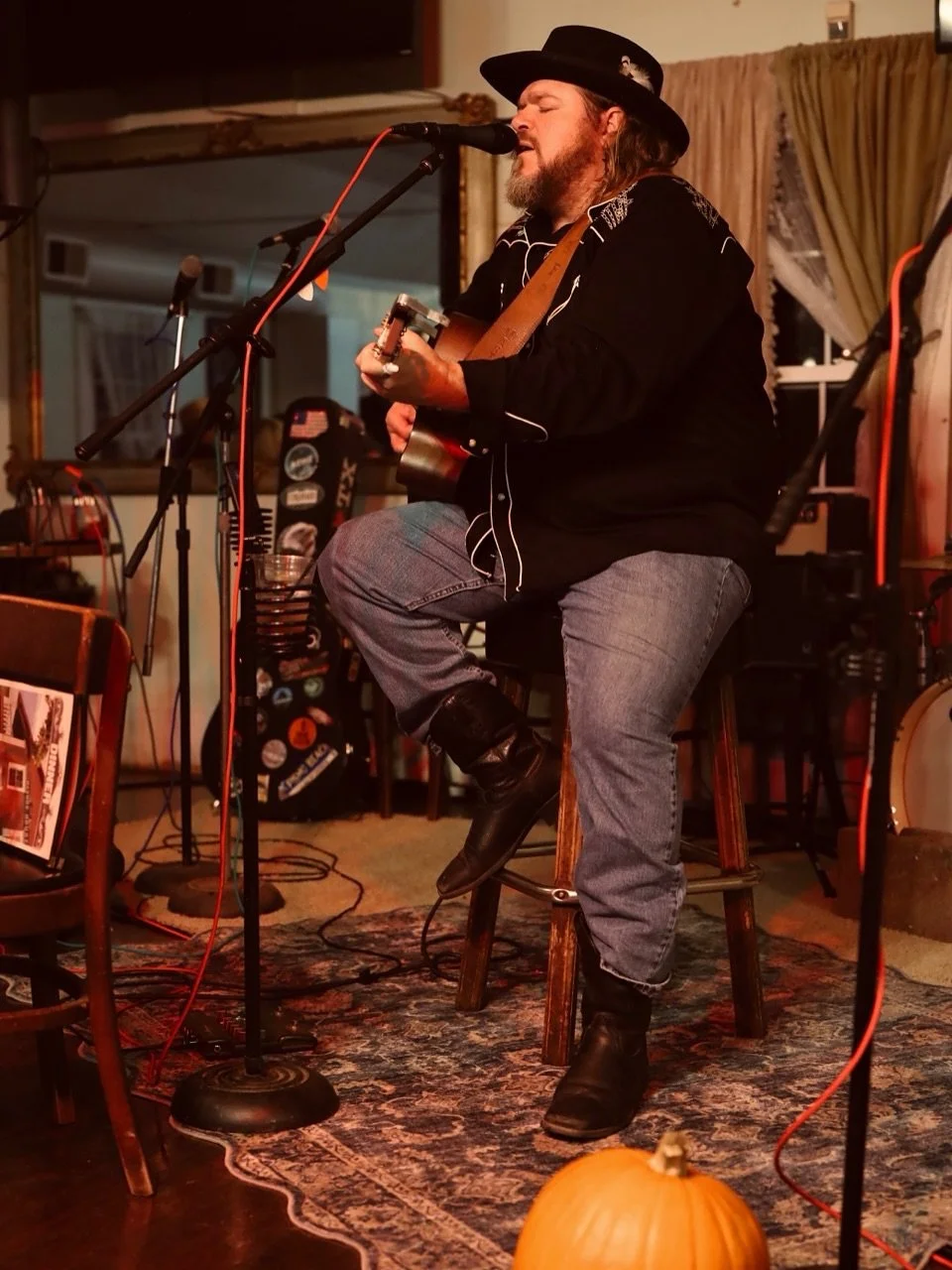 🎸 Last Friday was an absolute blast with Bryan Francis! 🎶 Thanks to everyone who came out to support! We&rsquo;re thrilled to have him back again on Halloween night. Don&rsquo;t miss it! 👻🎤

#washoehouse #petalumacalifornia #petalumaca #historicd