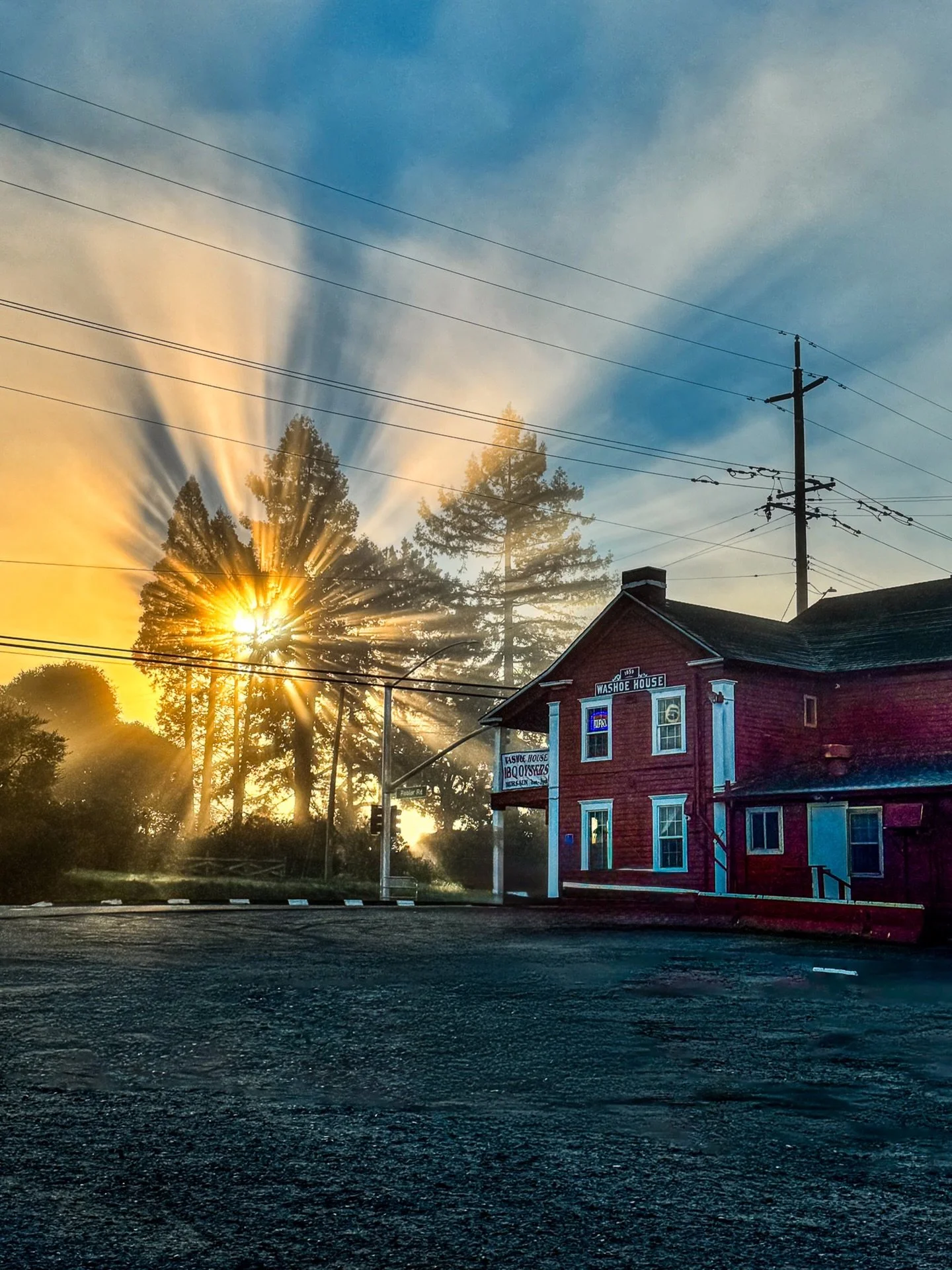It&rsquo;s one of those photos that you want to frame! 😍 Another beautiful day at the Washoe House! Thanks @chelseasmith814  for taking this shot and sending it over!!

#washoehouse #petalumaca #petaluma