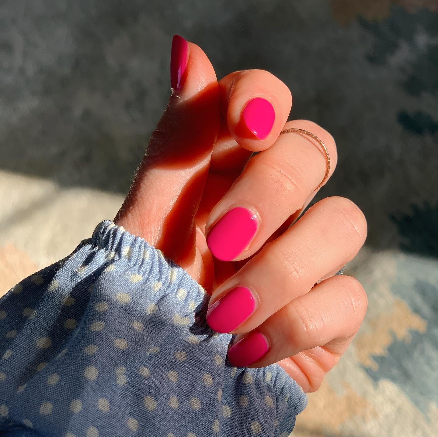 Wild Orchid in this light is 20/10 👩🏻&zwj;🍳 💋 is it pink? Is it purple? Is it perfection? The latter.

Most definitely incorporating this beaut into future spring and summer manis ASAP.

💅🏻 @oliveandjune Wild Orchid #oliveyournails