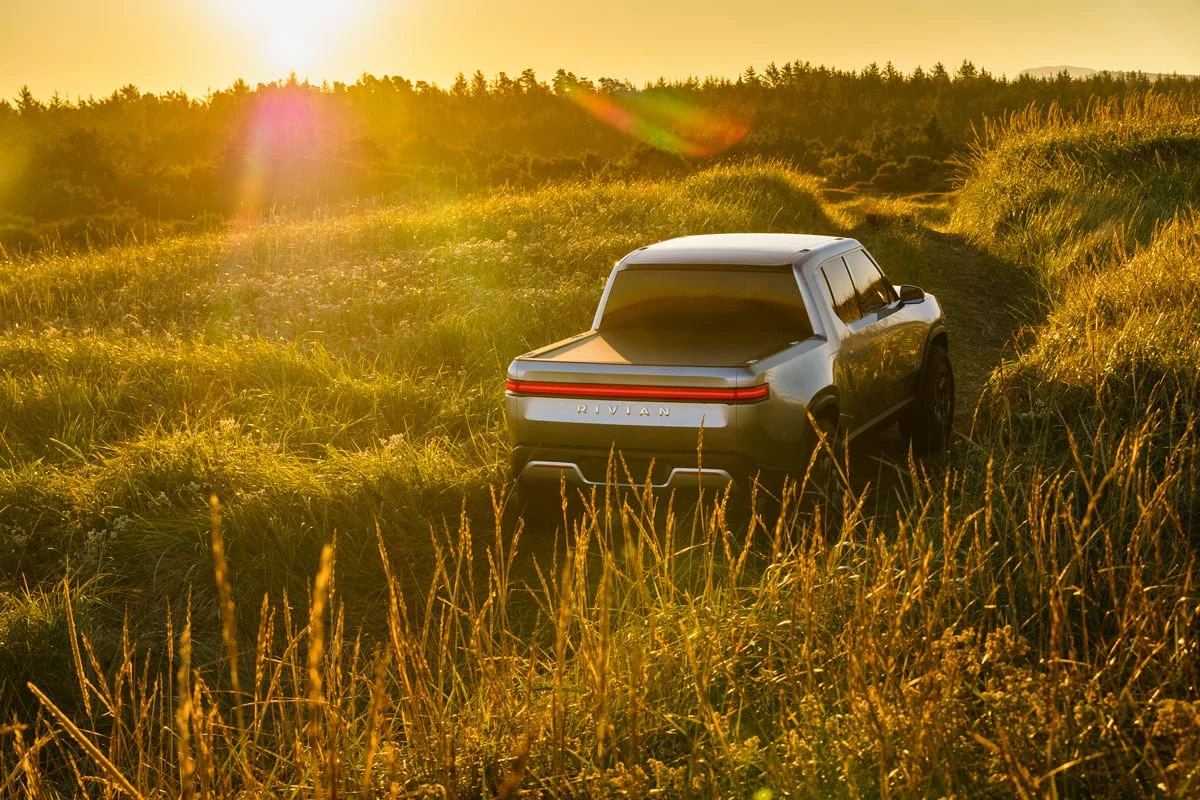 100_RIVIAN - R1S_N.-Rivian_R1T_Grass.jpg