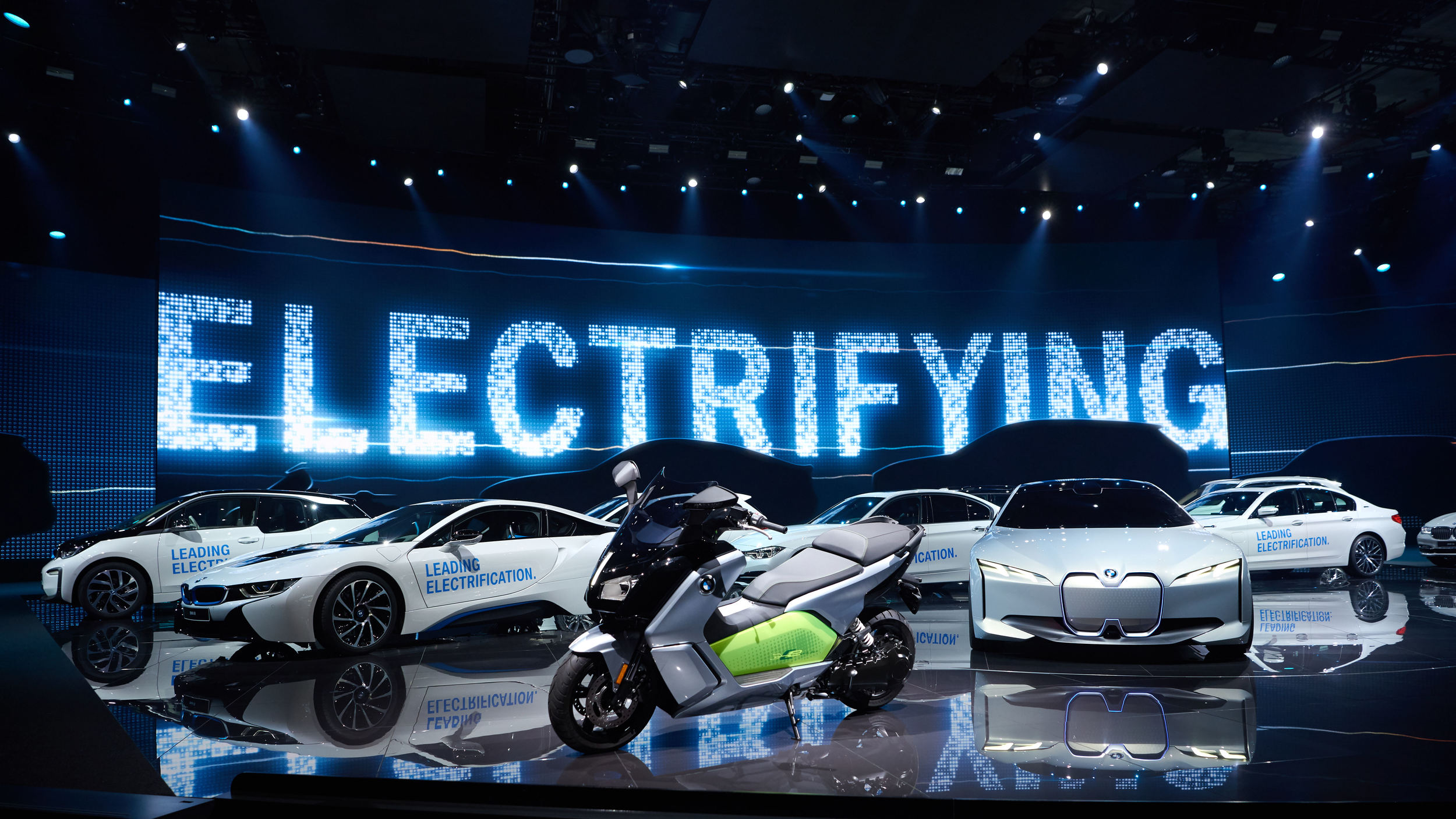 100_BMW - I Vision Dynamics (concept)_p90276572-highres-bmw-group-press-conf-2.jpg