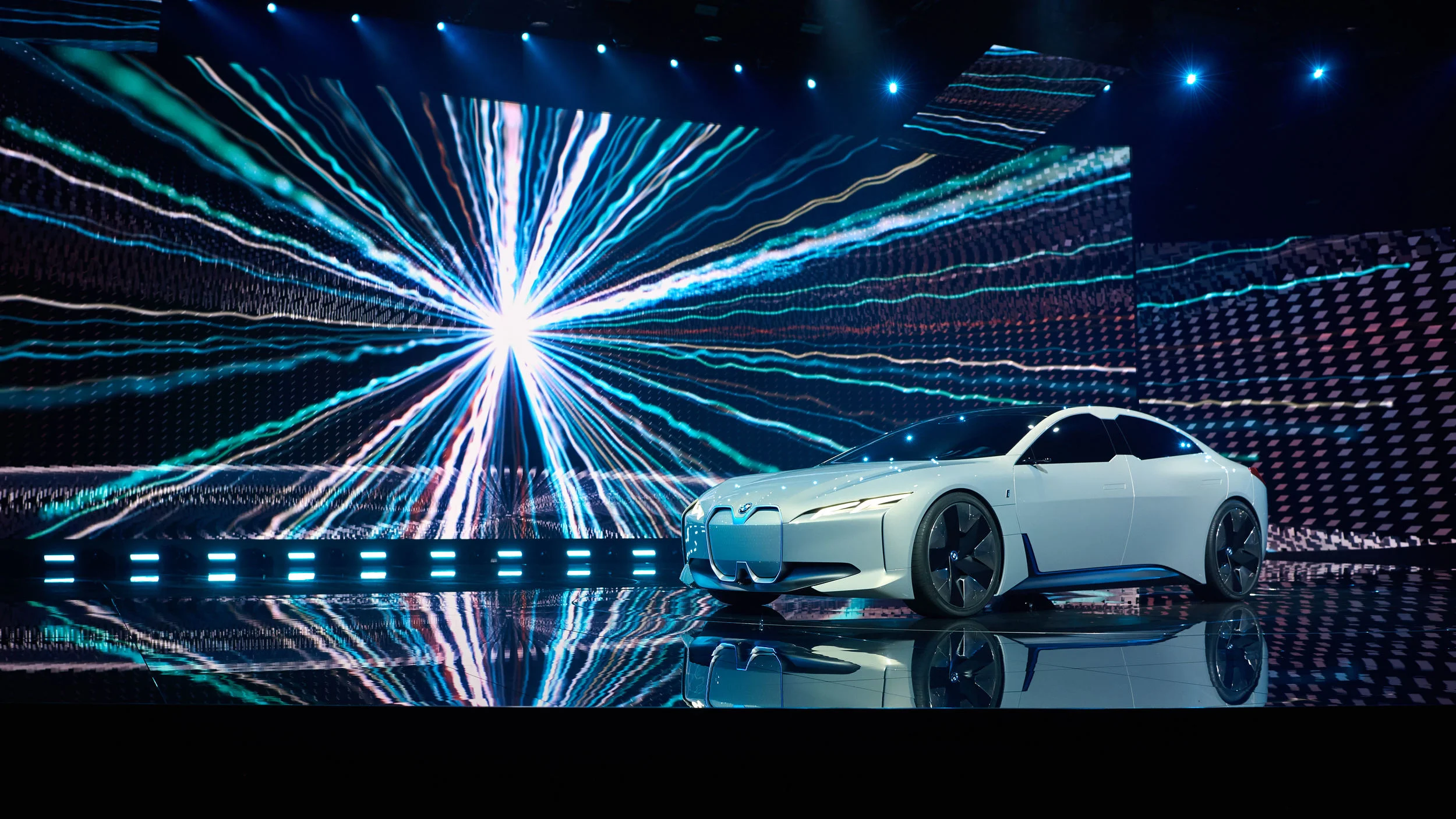 100_BMW - I Vision Dynamics (concept)_p90276570-highres-bmw-group-press-conf-2.jpg