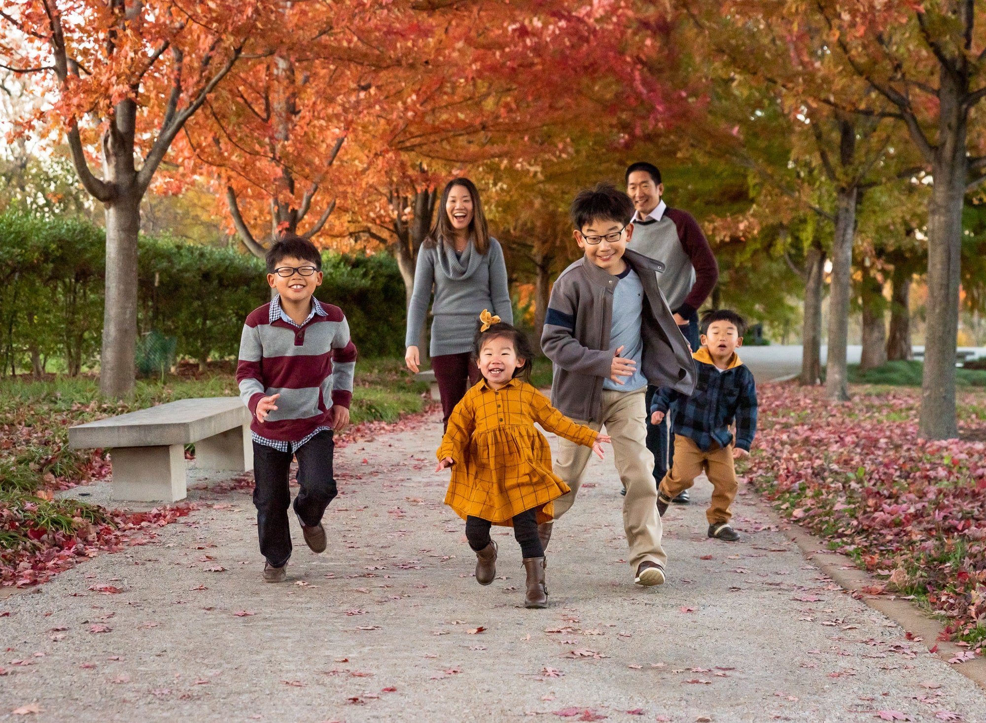 family running in park St. Louis Family Photographer sarahrowlandphotography.com