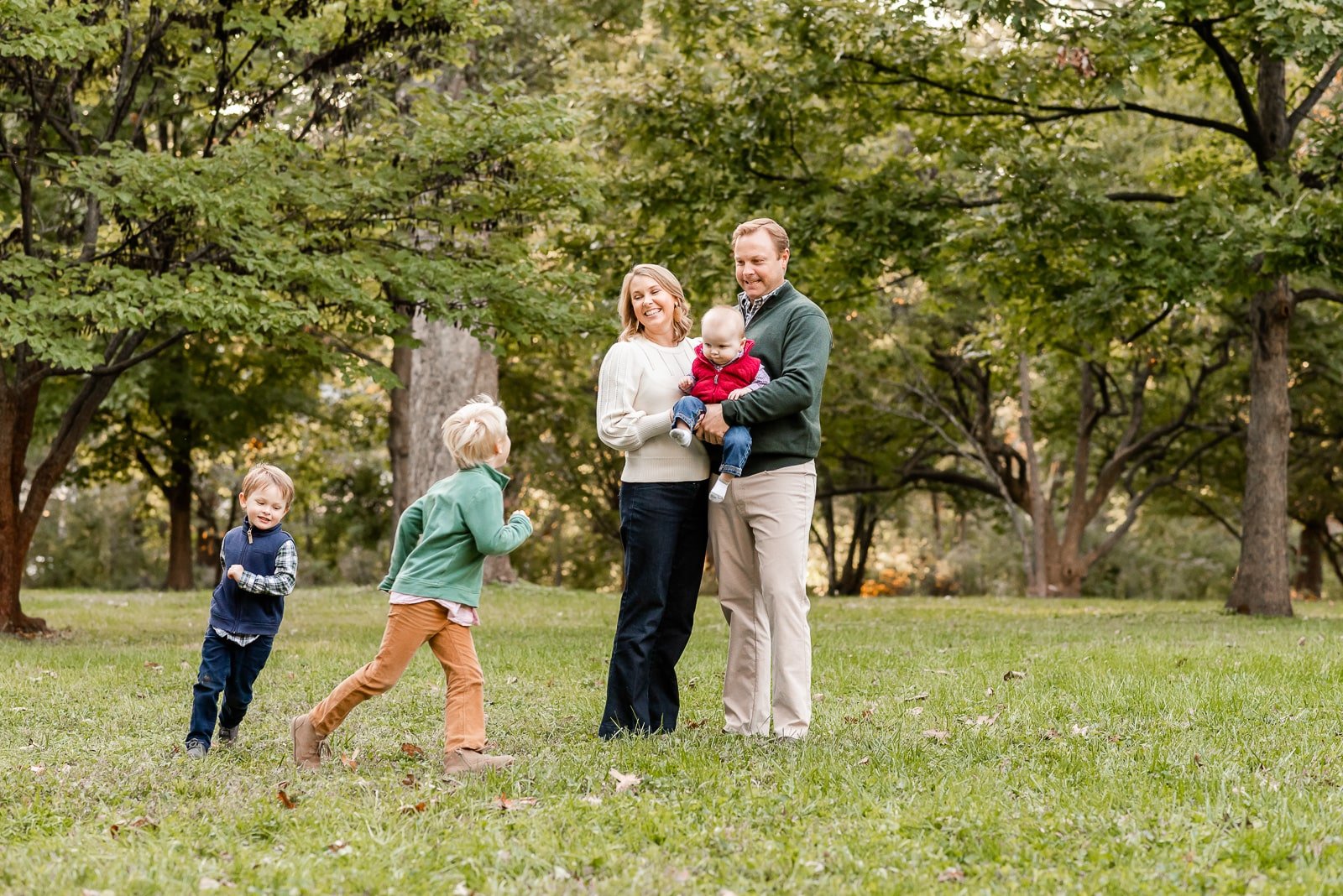 kids running circles around parents in park  St. Louis Family Photography sarahrowlandphotography.com