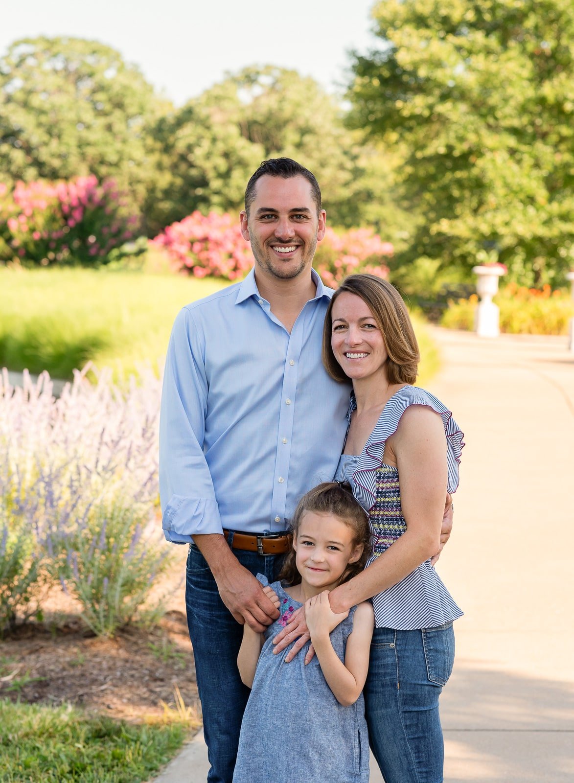 family portrait at pagoda circle  St. Louis Family Photography sarahrowlandphotography.com