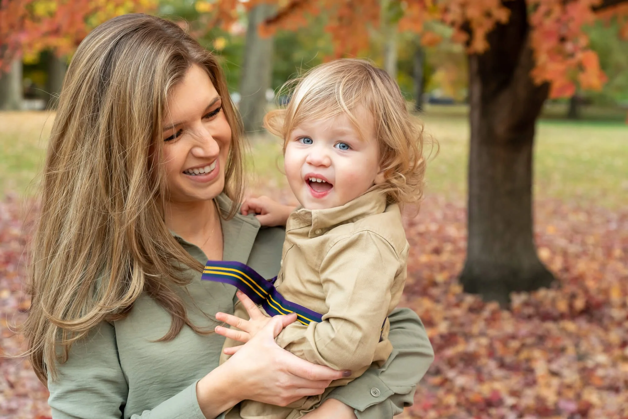 smiling mom holding toddler_4957.jpg