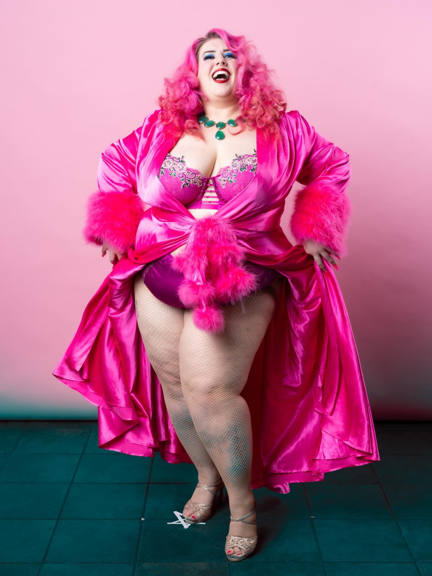 I don&rsquo;t know about ya&rsquo;ll but I can feel the 2025 finish line fast approaching! 💕

Between a quickie Chicago trip last weekend, @roseacademyofburlesque last showcase of the year tonight and all of the prep for 2026, I&rsquo;m zonked!

I&r