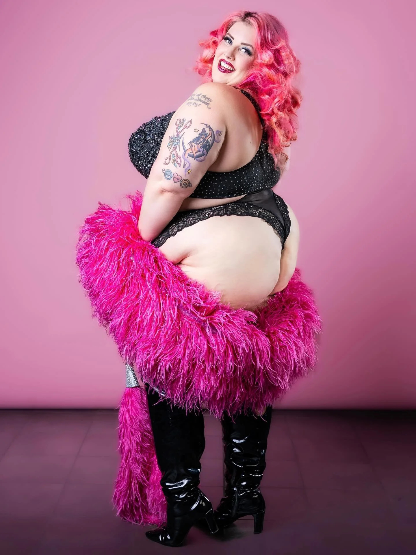 I love this photo! Thank you @darin_k_ for always getting my good side and being apart of the @roseacademyofburlesque dream team. 🌹💕🌈

I&rsquo;m off to Chicago for the weekend! You can find me at @bordelchicago on Friday and @thedrifterchicago on 