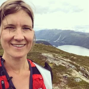 Louise Olow på en topp i Norge inför Stranda Trail Fjord Race