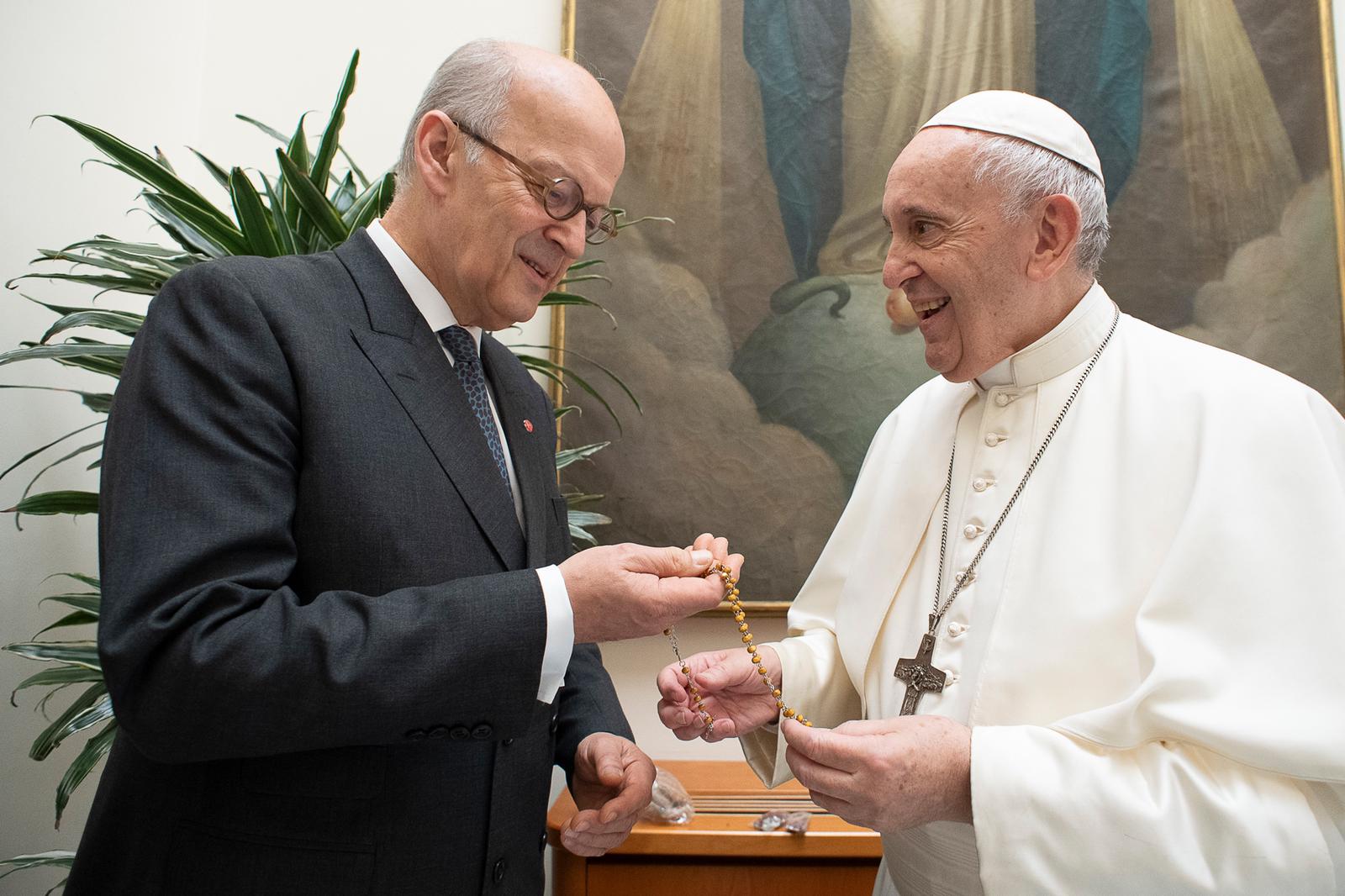 Pope blesses 6,000 rosaries for Syria