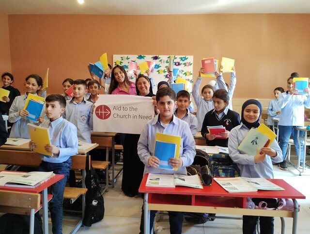  Children of the Lebanese school run by the Sisters of the Good Service thanking ACN for the donated stationery. 