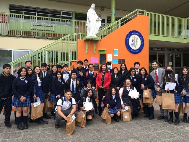  Young people who participated in the course at Bicentenario de San José school in Linares, Chile. The school was certified by the Academy of Catholic Leaders of Chile and the diocese of San Ambrosio de Linares. 