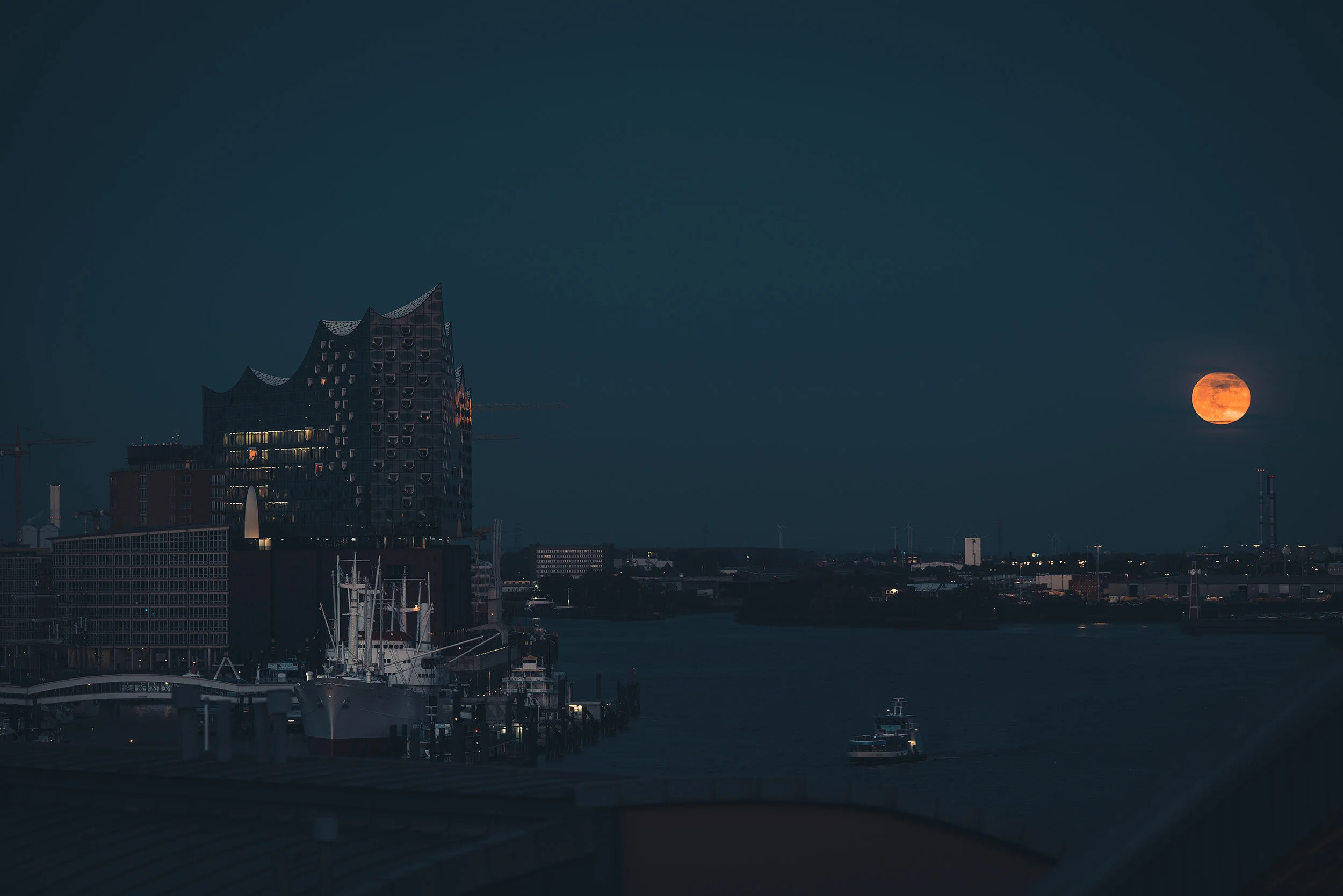 StefanTrochaPhotography-ElbphilharmonieMond-L1110950-2-compressed.jpg