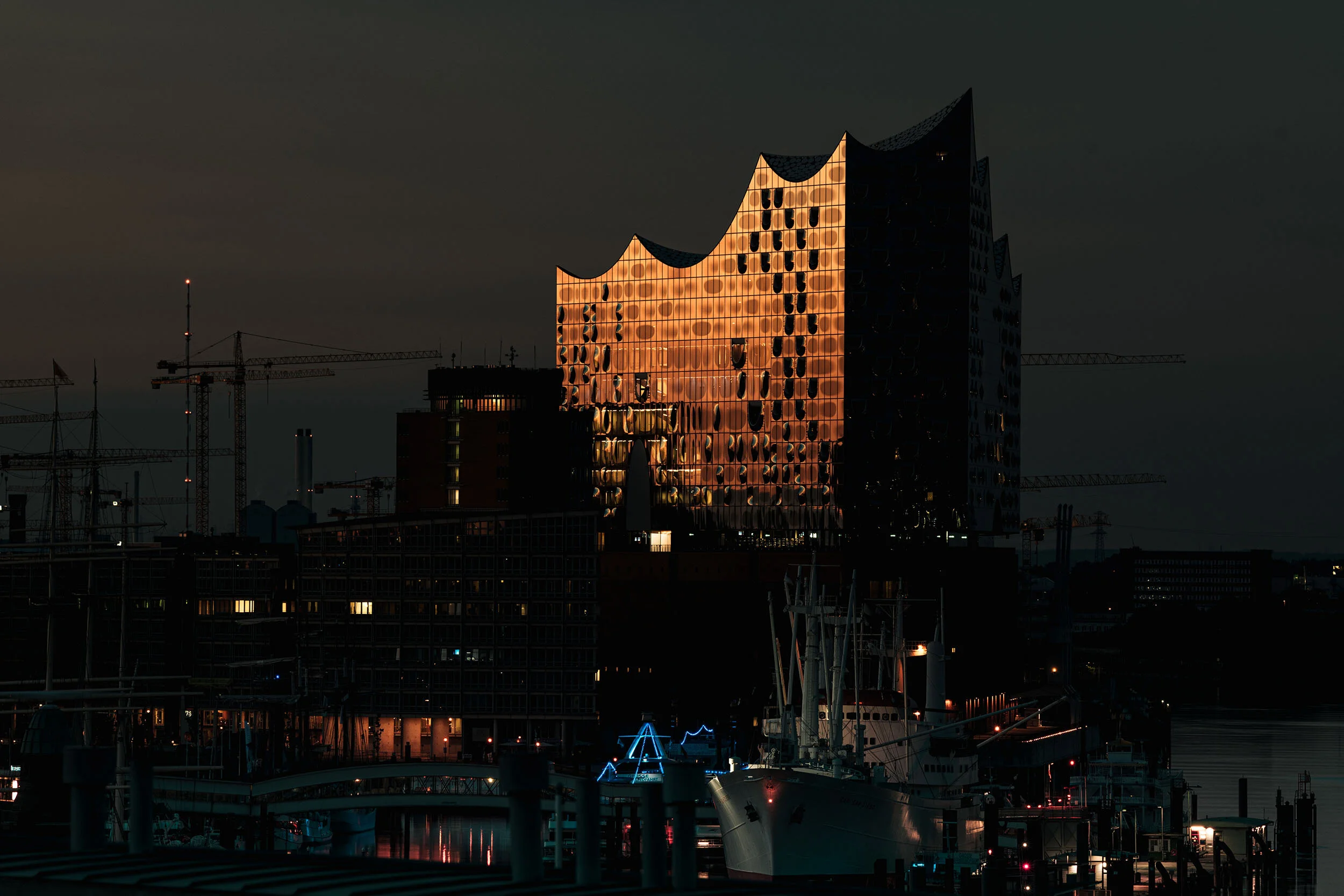 StefanTrochaPhotography-Elbphilharmonie-L1130472-compressed.jpg