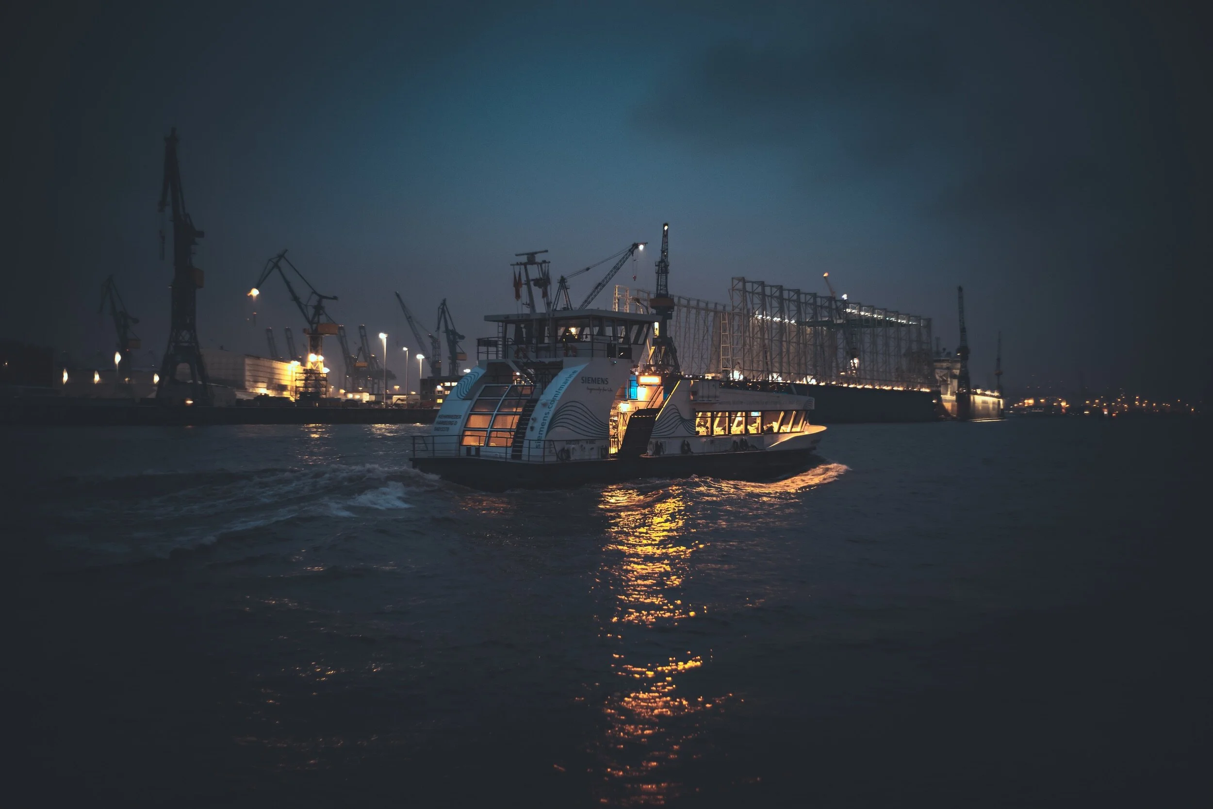 StefanTrochaPhotography-HafenFaehre-L1008320-compressed.jpg