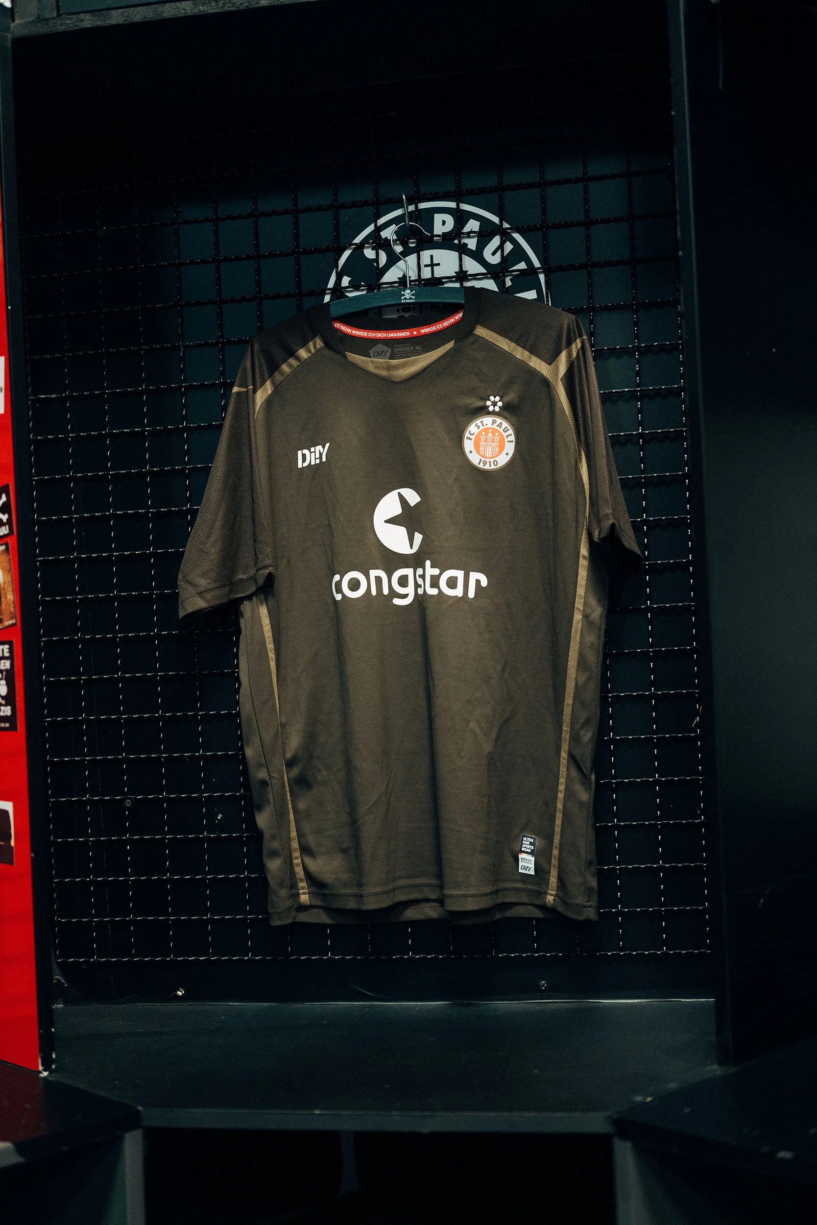 StefanTrochaPhotography-GrabarzUndPartner-FCStPauli-GendersternTrikot-L1110447-compressed.jpg