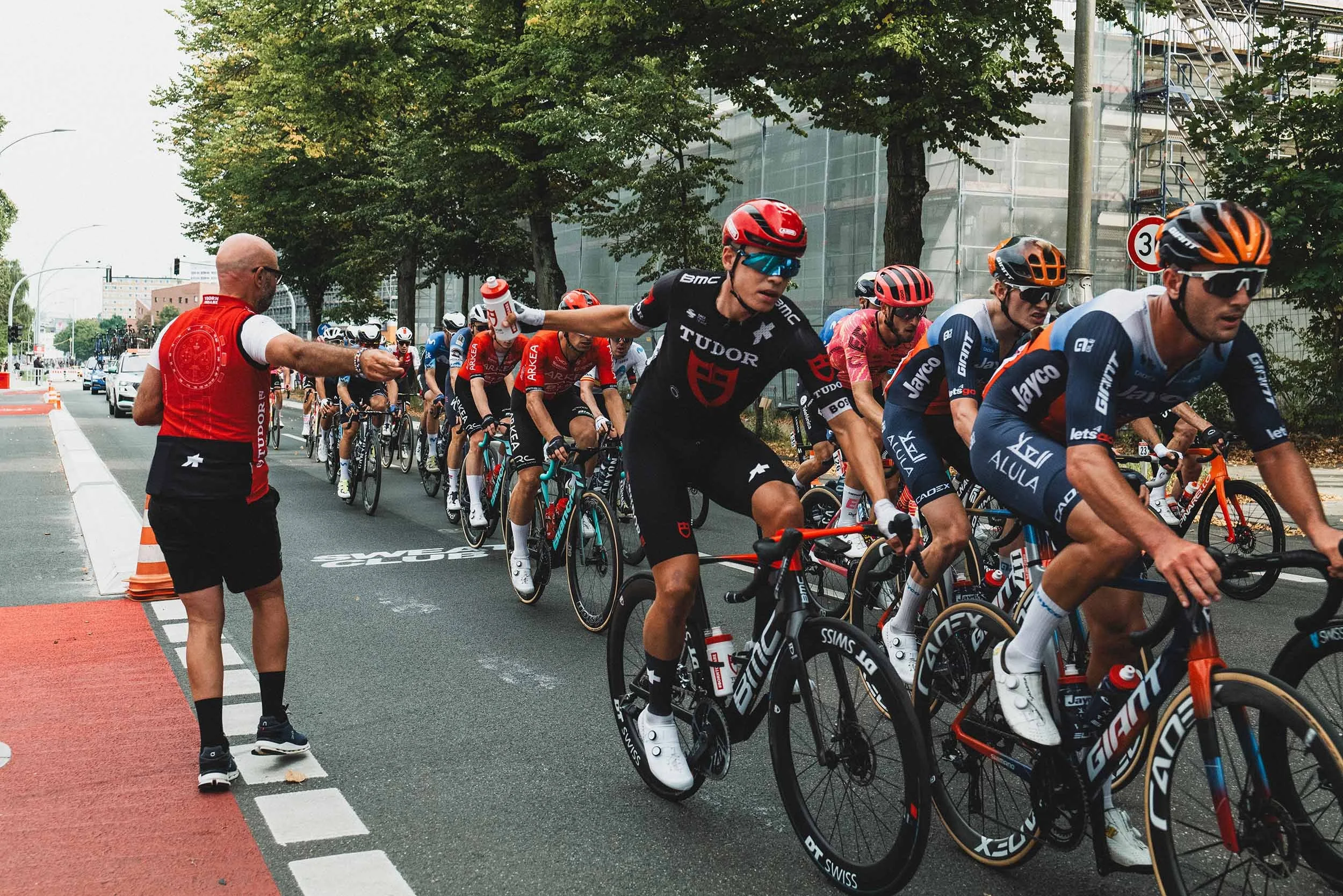 StefanTrochaPhotography-TudorProCycling-L1060574-compressed.jpg