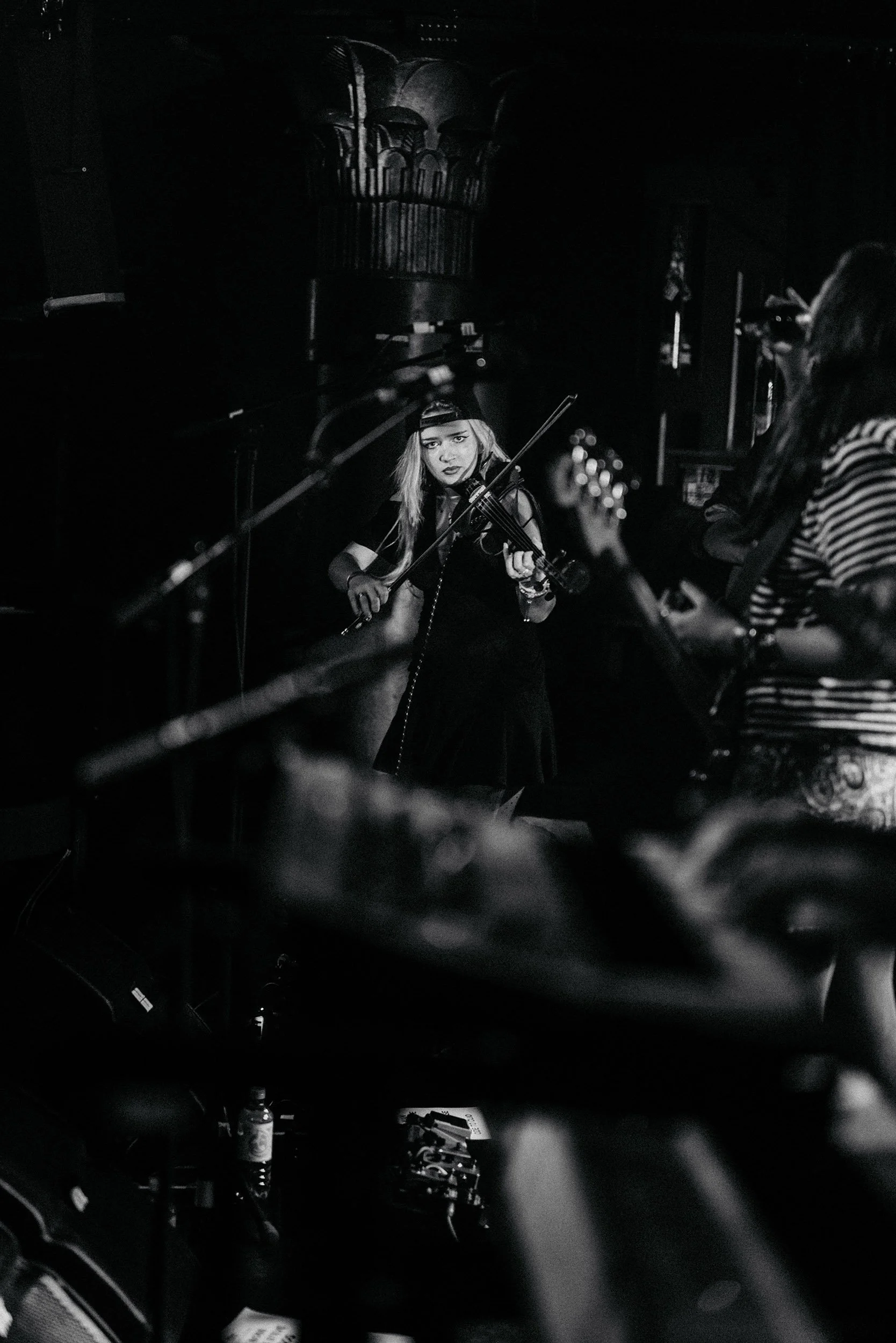 StefanTrochaPhotography-ReeperbahnFestival-ManWomanCainsaw-L1060883-compressed.jpg