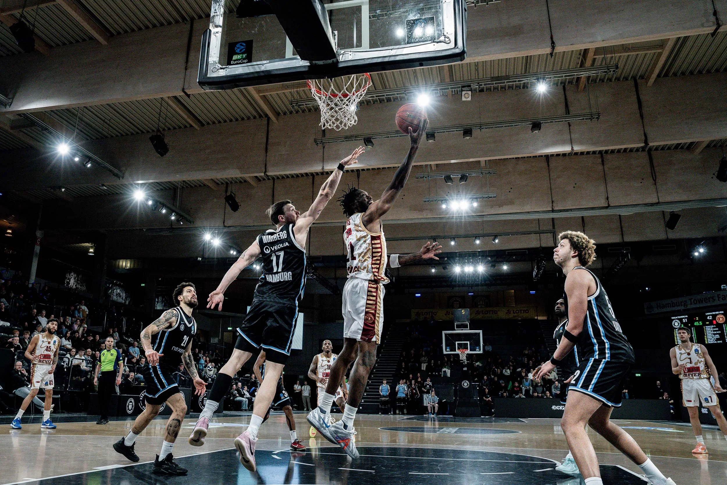 StefanTrochaPhotography-EuroCup-HAMvsVEN-DSC06668-compressed.jpg