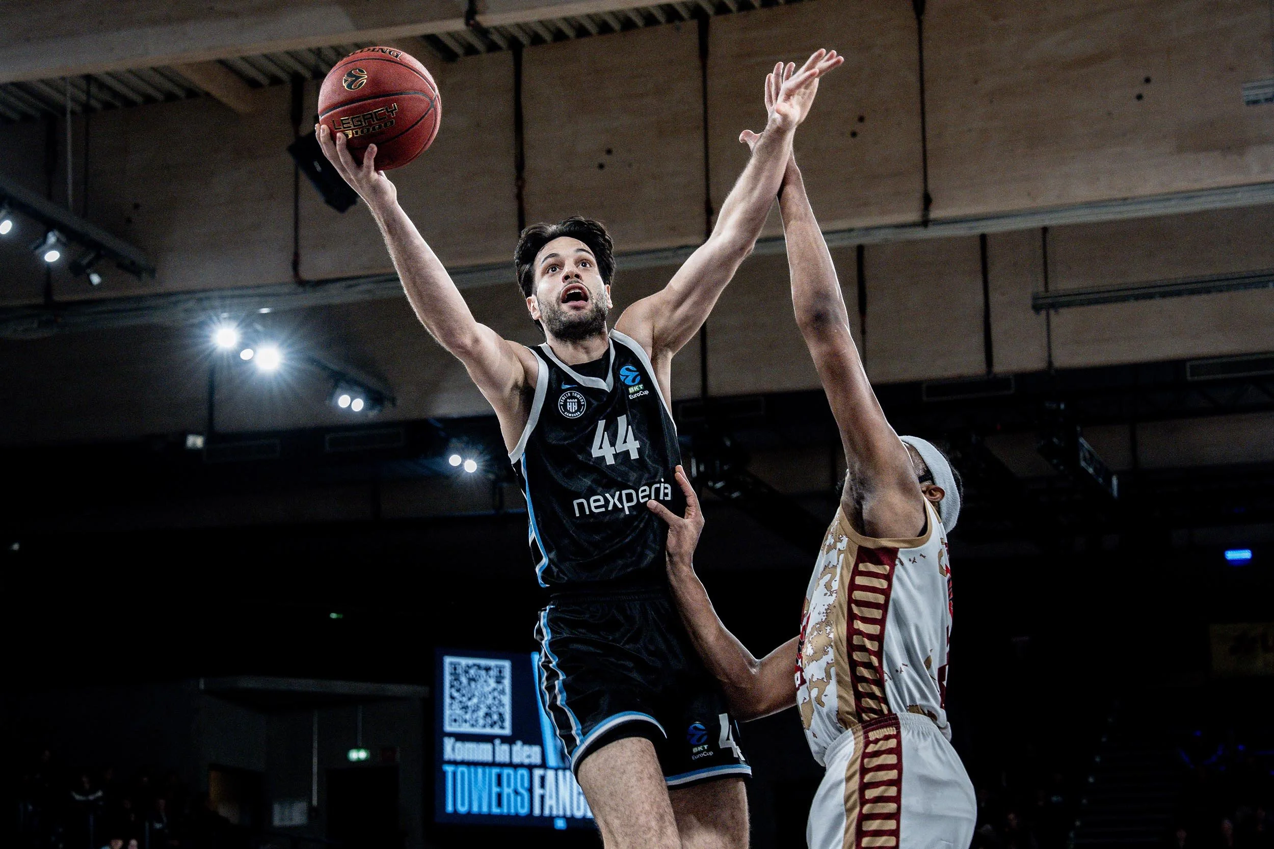 StefanTrochaPhotography-EuroCup-HAMvsVEN-DSC06567-compressed.jpg