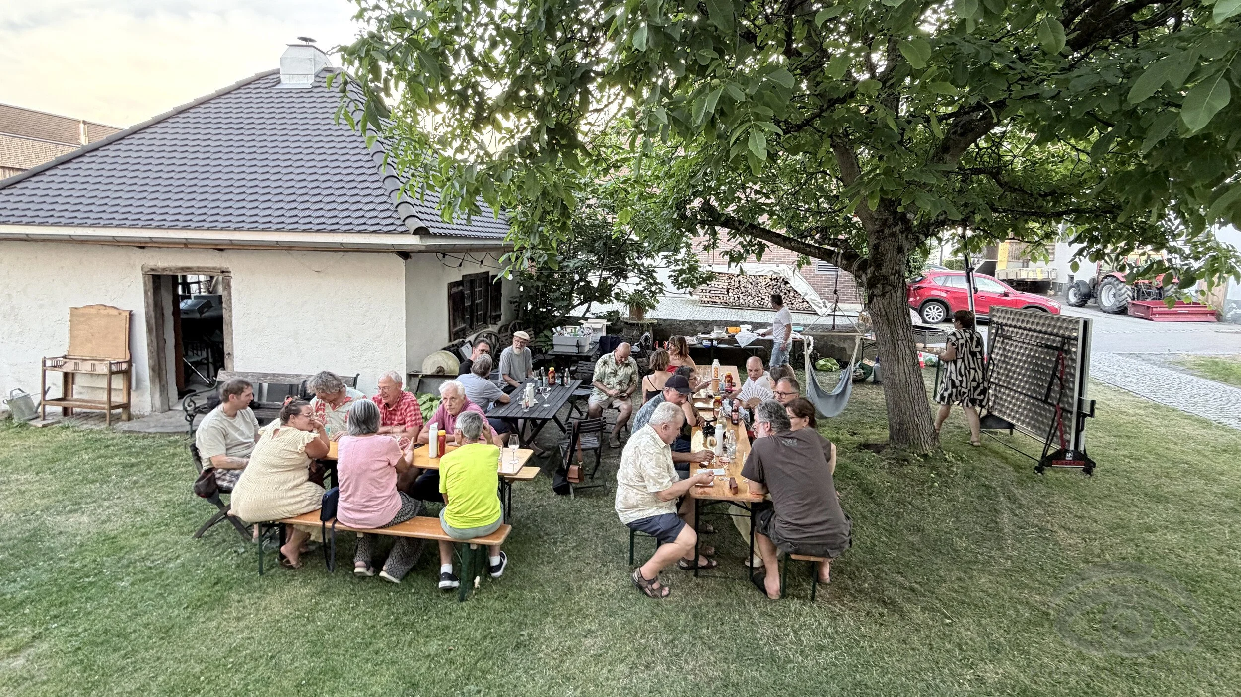 Heiße Kohlen, kühle Drinks: Das war unser legendäres Grillfest! 🔥🥩