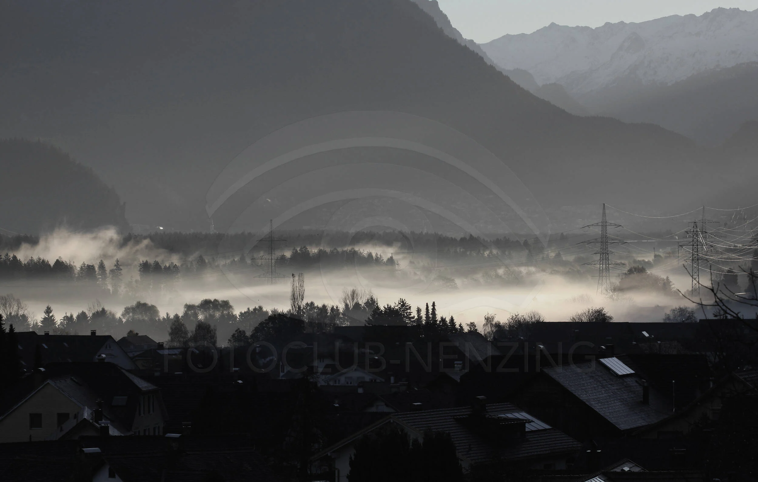 Dorf im Nebel