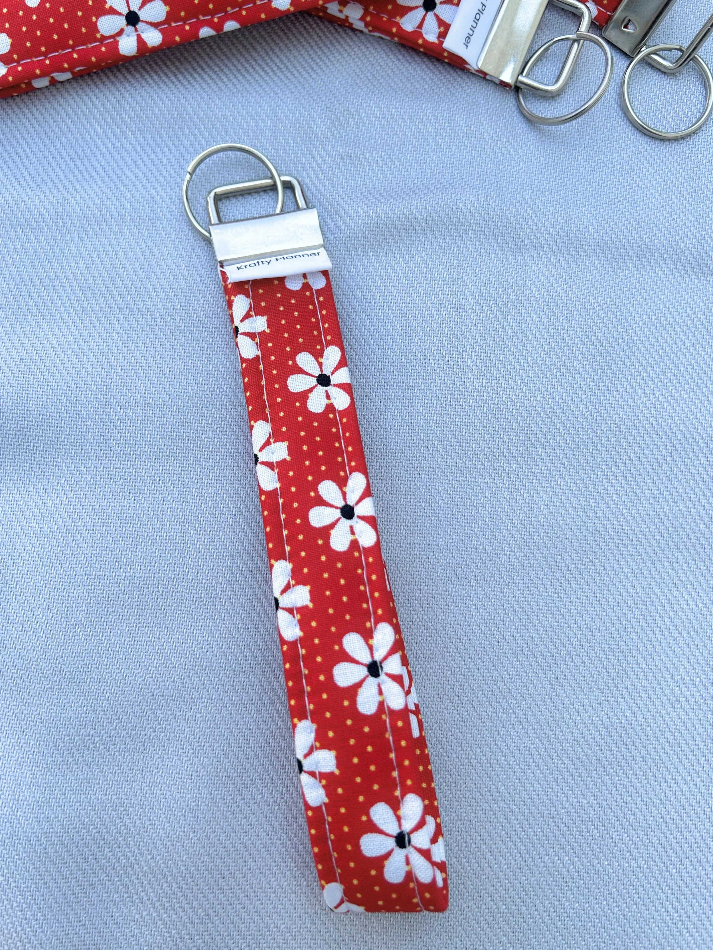 Daisy Picnic wristlet - Red with white flowers.jpg