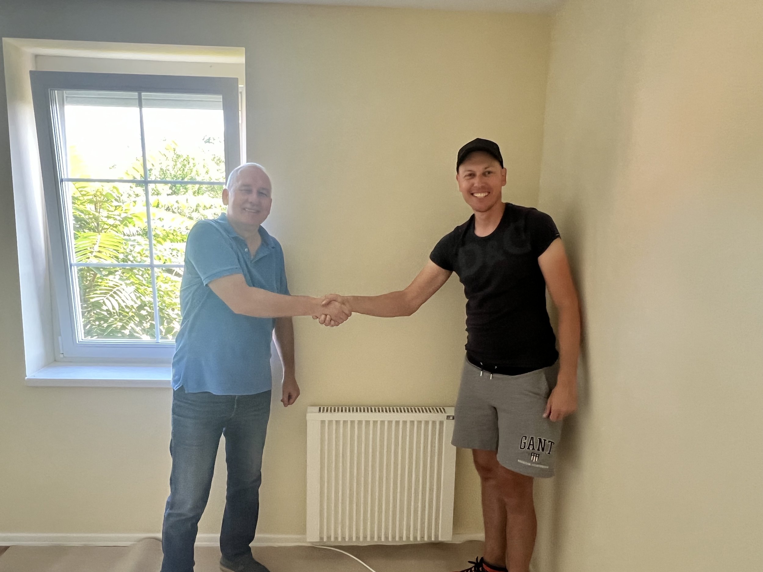 Ilyen boldognak tűnhetnek a valódi hőtárolós fűtőberendezéseink vásárlói?