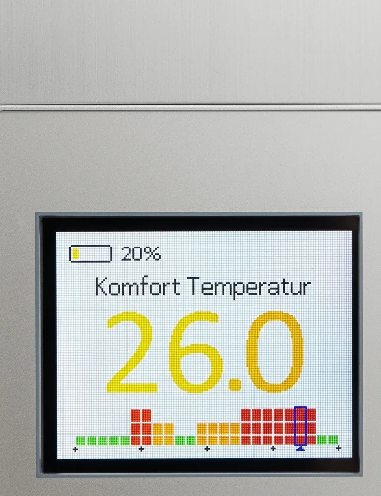 TECHNOTHERM Dynamo Samott Radiátor – TFT kijelző 20%-os hőtárolási szinttel és komfort hőmérséklet beállítással
