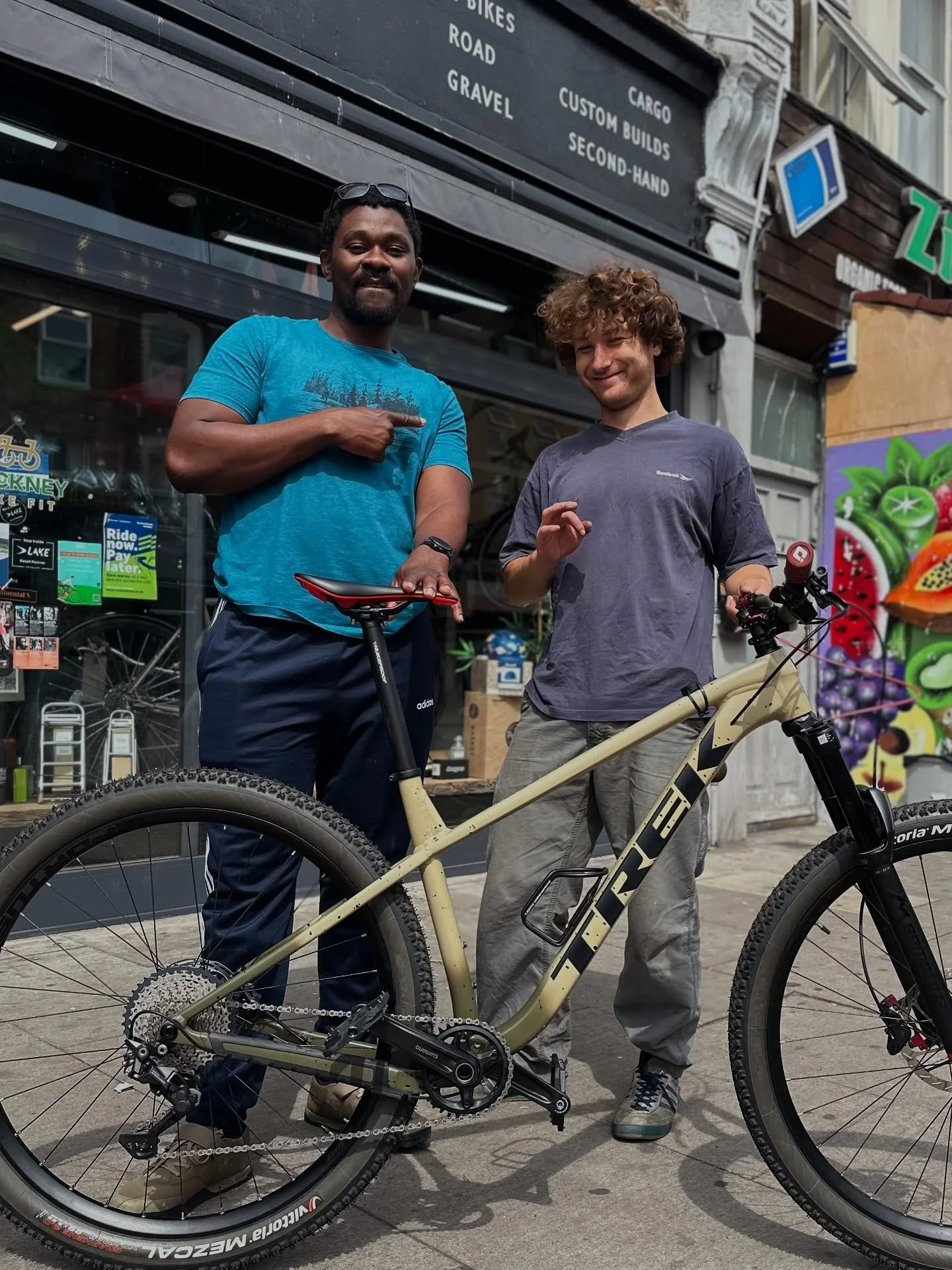 🎉 HAPPY NEW FRAME DAY for @mus_lamar 🎉 

#mtb #trekroscoe #bikeshop