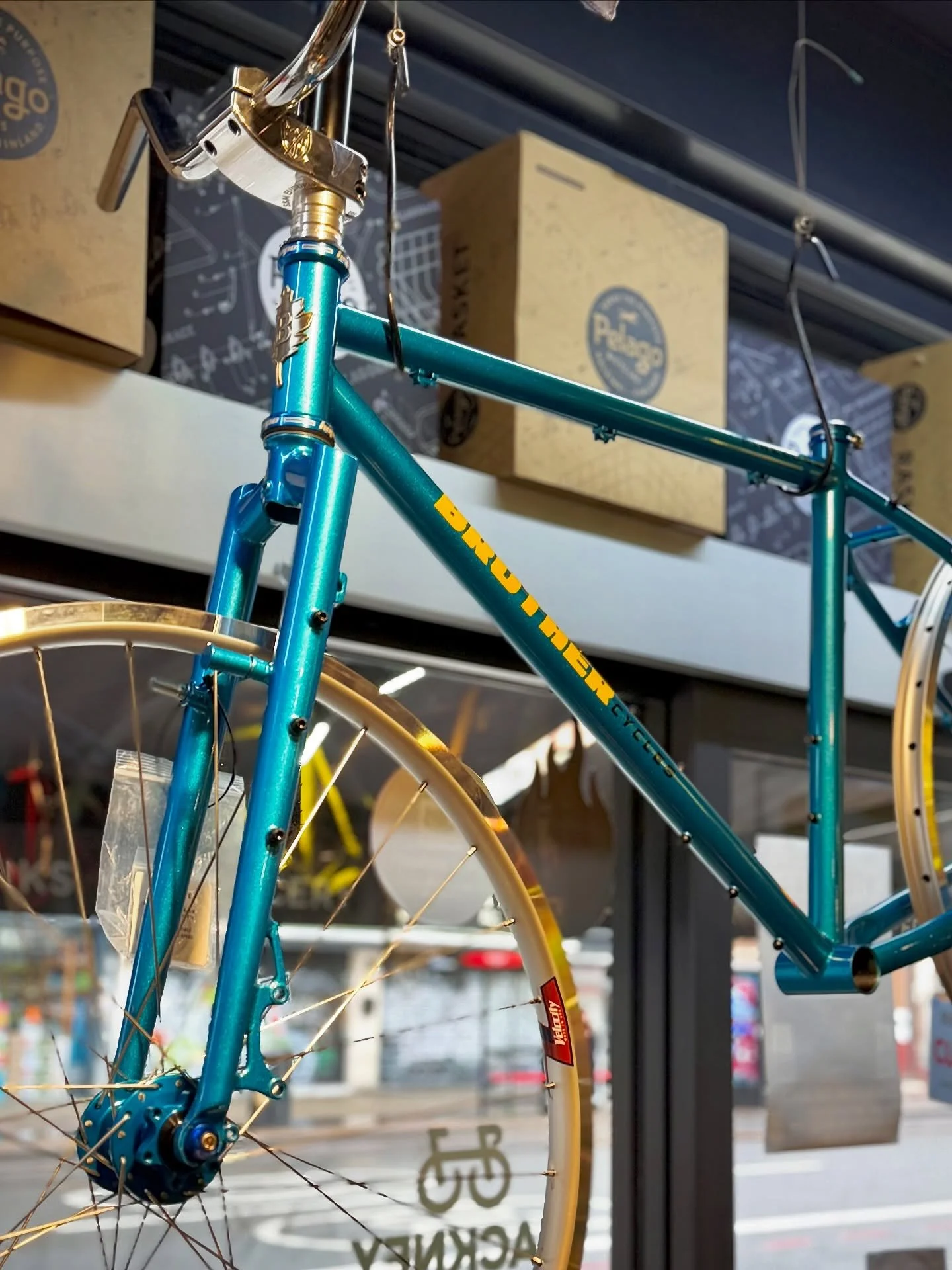 Super stoked about this project! Stunning @brothercycles Pine Cone build in progress!

 #brothercycles #brothercyclespinecone #custombuild #custombikebuild #velocitywheels