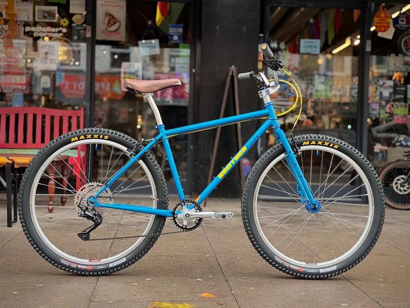 Our first @brothercycles pinecone is complete. What a beautiful build. @jakebuck you are one lucky fella! 👌🏻 

#brothercycles #brothercyclespinecone #gravelbike #ATB #londonbikestudio #custombikebuild #velocitywheels #middleburncranks