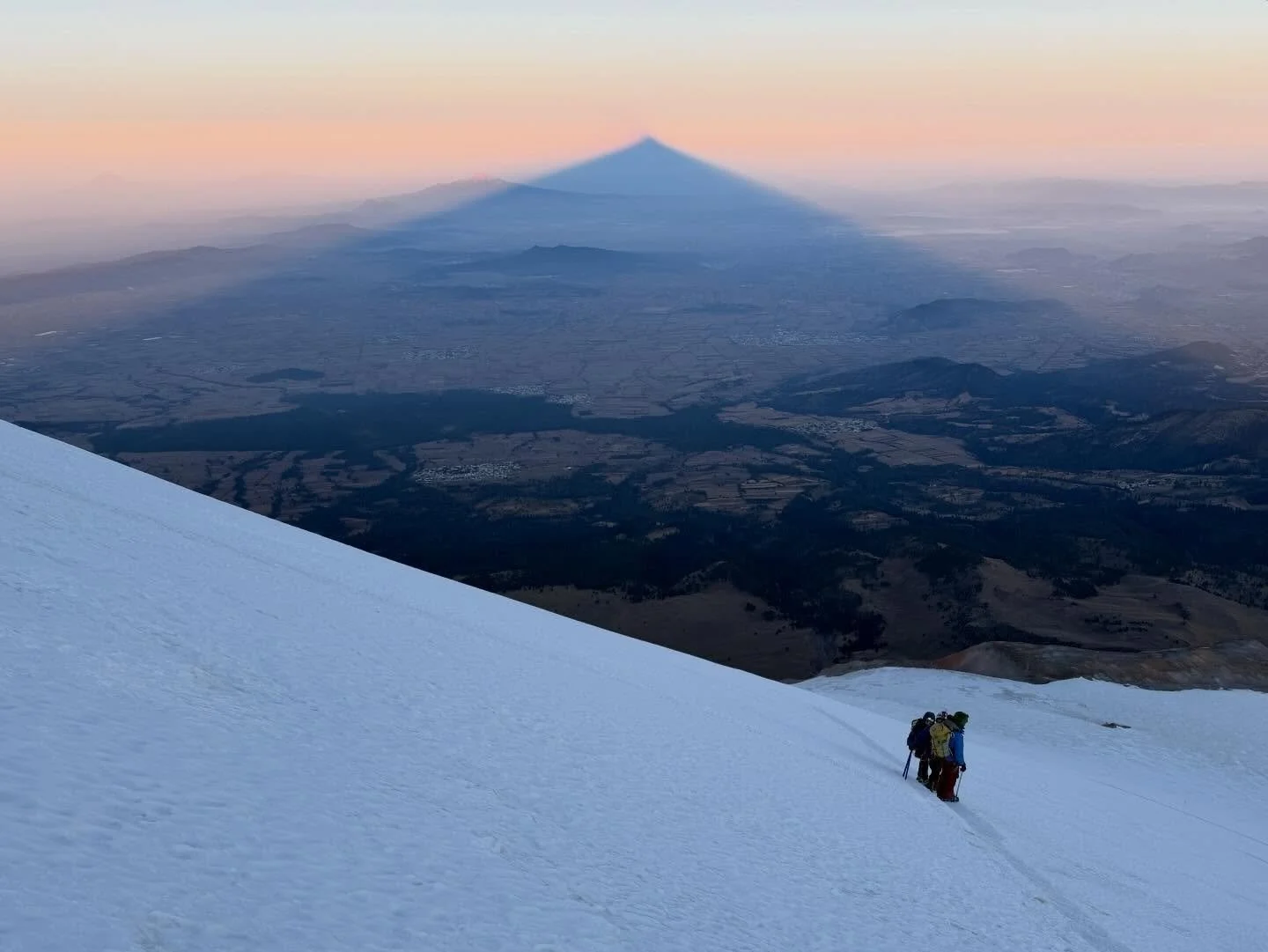 A La Cumbre! 

🏔️ Pico de Orizaba 

18,491 ft / 5636 m - Highest in Mexico
