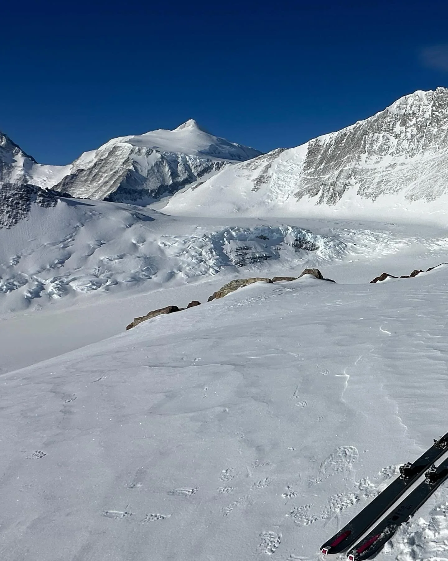 Antarctic Logistics &amp; Expeditions
Vinson Startup 2024

Climbing Rangers:
Pachi Ibarra 🇨🇱 
Pedro Binfa 🇨🇱 
Scott Webster 🏴󠁧󠁢󠁳󠁣󠁴󠁿 
Celine Jaccard 🇨🇭 
Cody Pitz 🇺🇸 

Basecamp Manager:
Larry Holmgren 🇺🇸 

@antarcticlogistics 
@factio