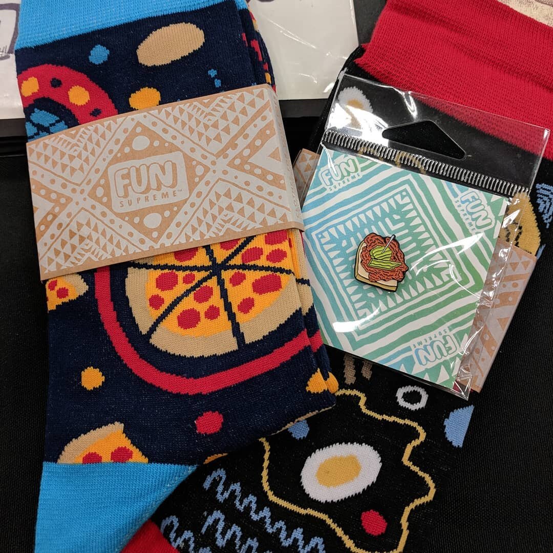 Had #breakfast with @bumperactive, now #lunch with @nateduval
.
#flatstock #flatstock69 #sxsw #sxsw2019 #pizza #ramen #socks #nashvillehotchicken #pins #nomorewallspace #posters #art #design #austin #atx @sxsw @flatstock