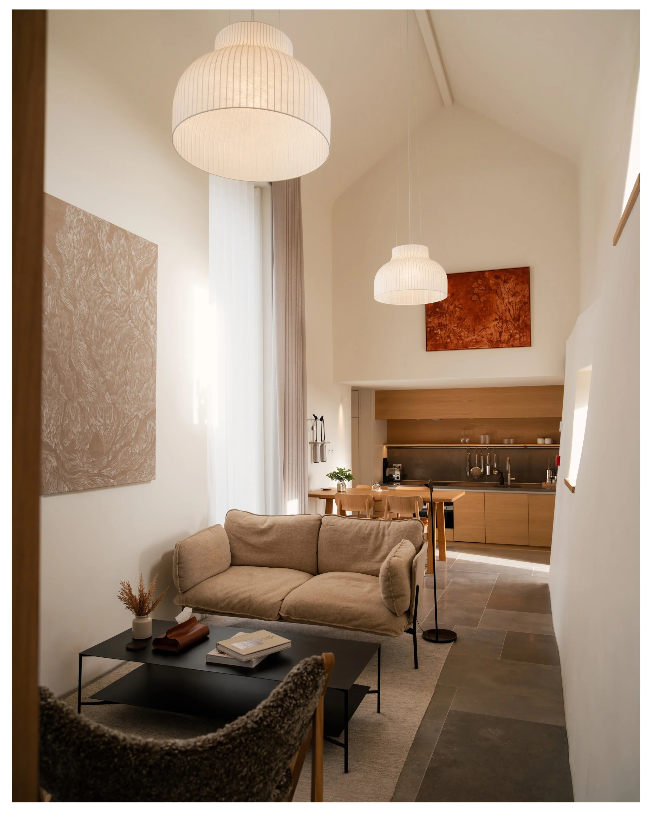 Such a beautiful photoshoot and stay (what a work perk!) at the insanely special @fowlescombe in Devon. I had to dig these out of the archives as I&rsquo;m going back over and refining some of my interior work. Plus, how stunning is this artwork from