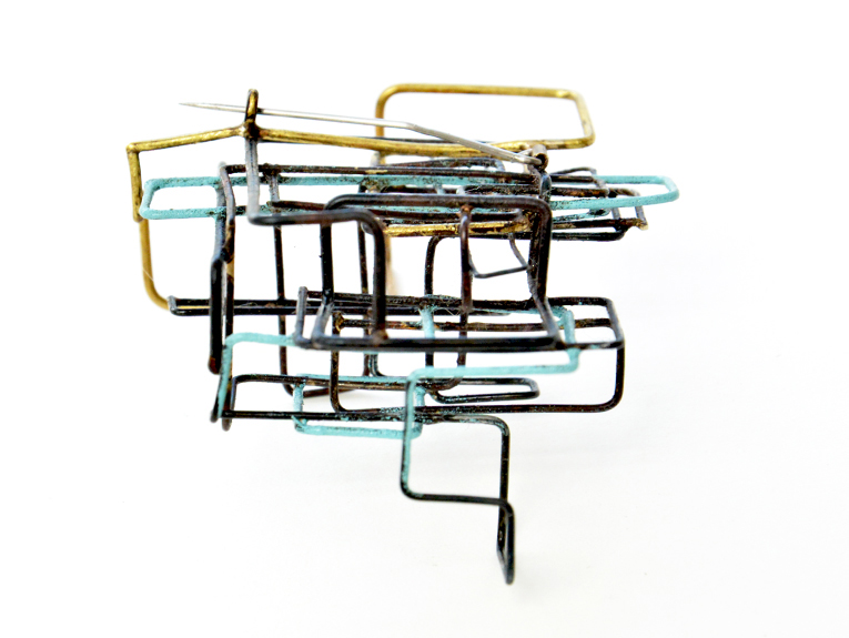 web222-martacarmela-soteleo-Broche-Aqua-scaffolding-line-blackened-silver-gold 2.jpg