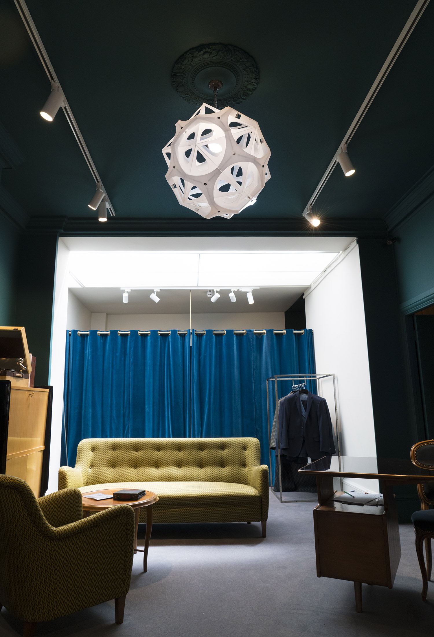 web222-Borealis-lamp-Pedro-Cerisola-in-situ-at-Dashing_Tweeds-London-MarionFriedmannGallery.jpg