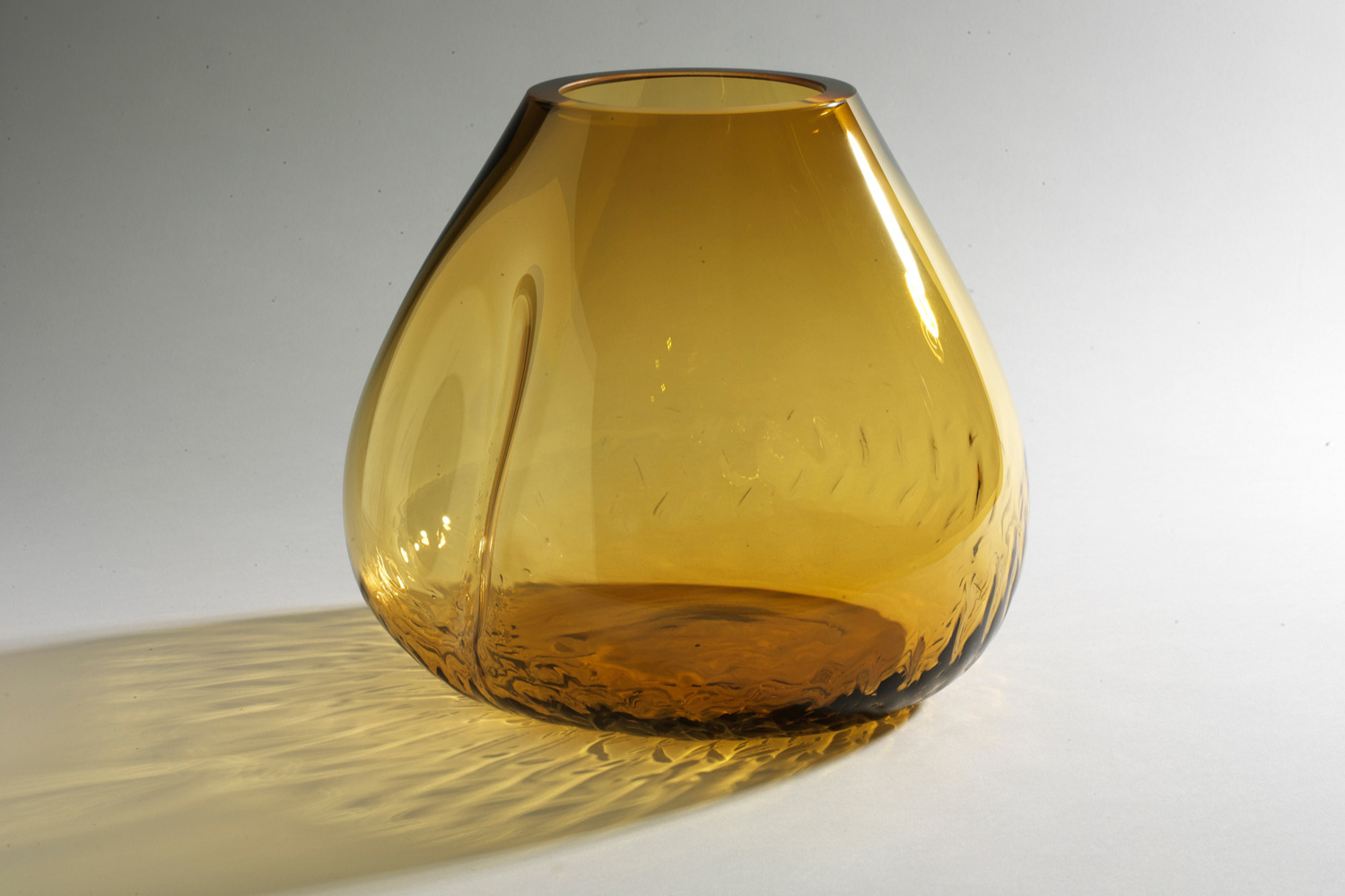 web222-gala_fernandez_amber_vase_nouvel-studio-marion-friedmann-gallery.jpg