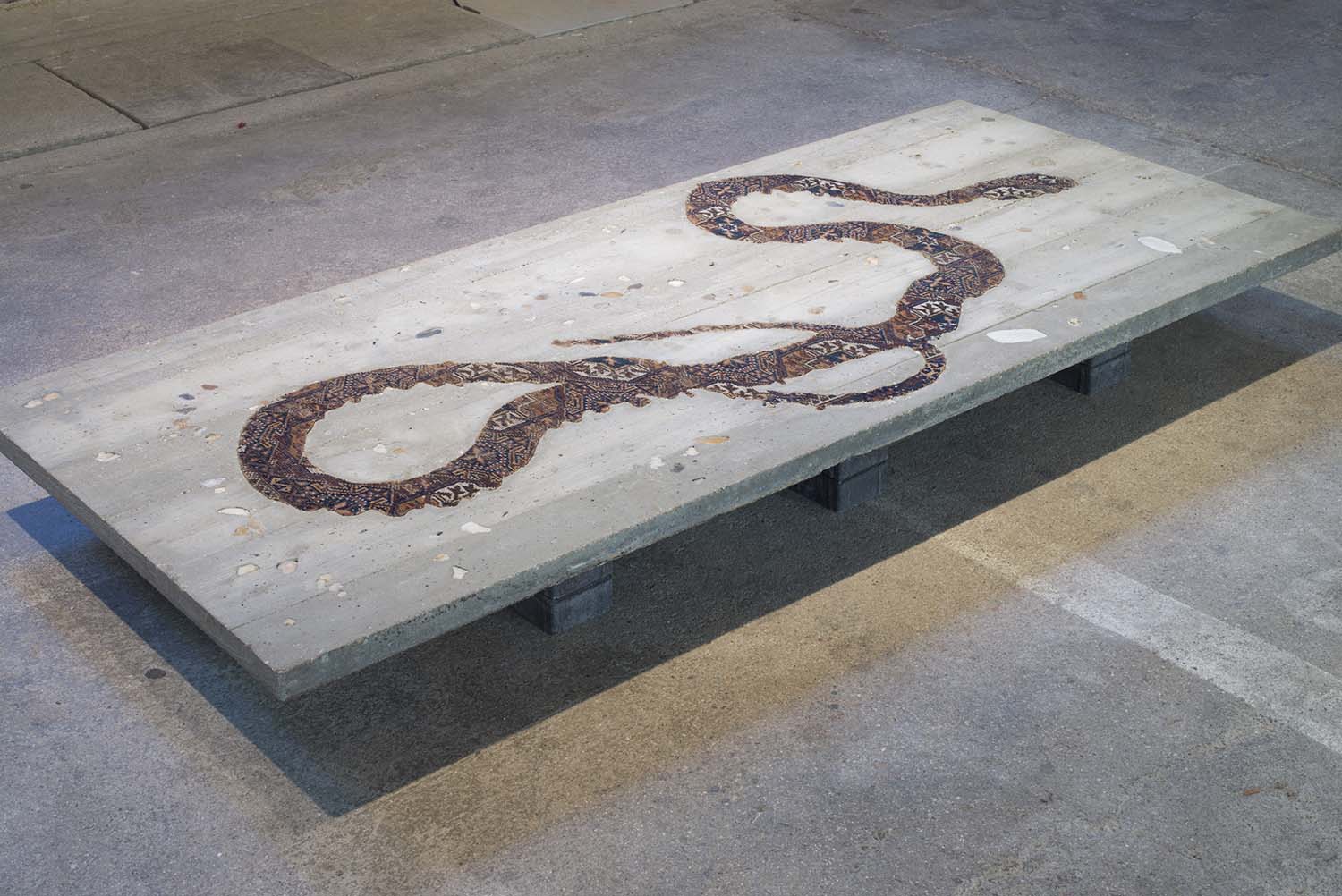 web22-Hipphalle_MarionFriedmannGallery_exhibit_Noemi_Kiss_Serpent_Table_photo_FelixFriedmann378.jpg