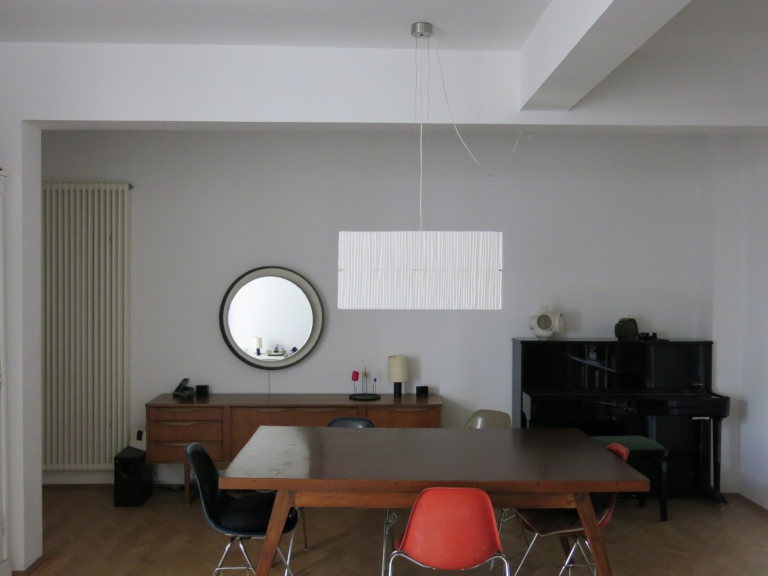 GiselaStiegler-in-situ-Korinna-fishbox-front-quer-more-room-unlit-Marion-Friedmann-Gallery.jpg