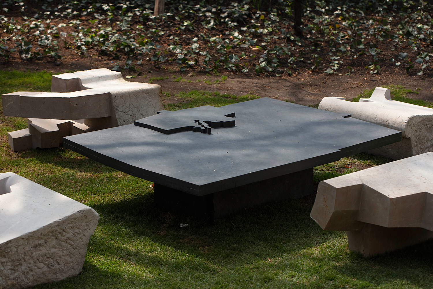 Untitled, S/T, Pizarra, Slate table with seats
