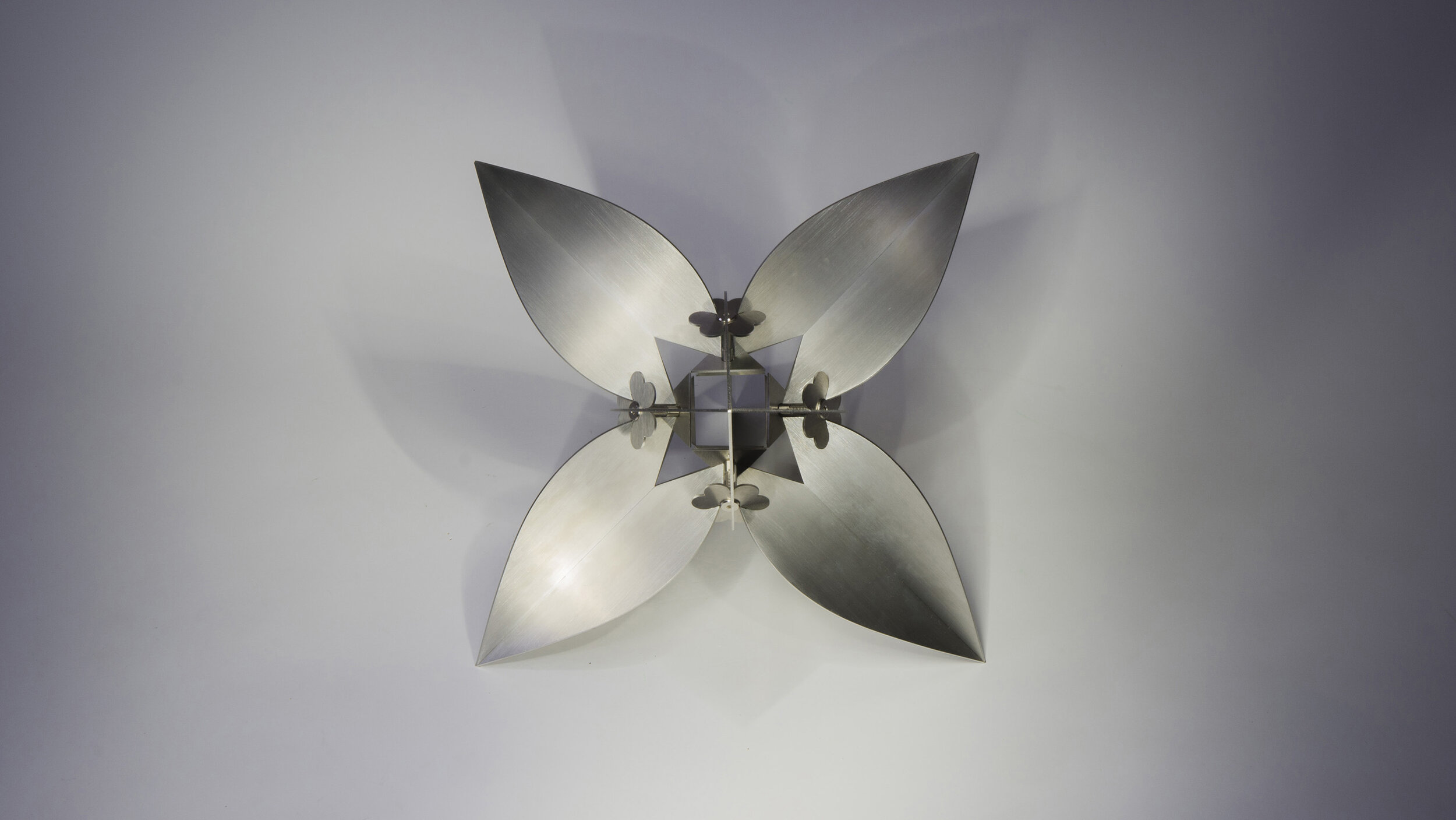  This stainless steel piece, conforms an apparent fragile, yet robust flower shape that reminds us of the bougainvillea, a typical three petal Mexican flower, used in Prehispanic medicine. 