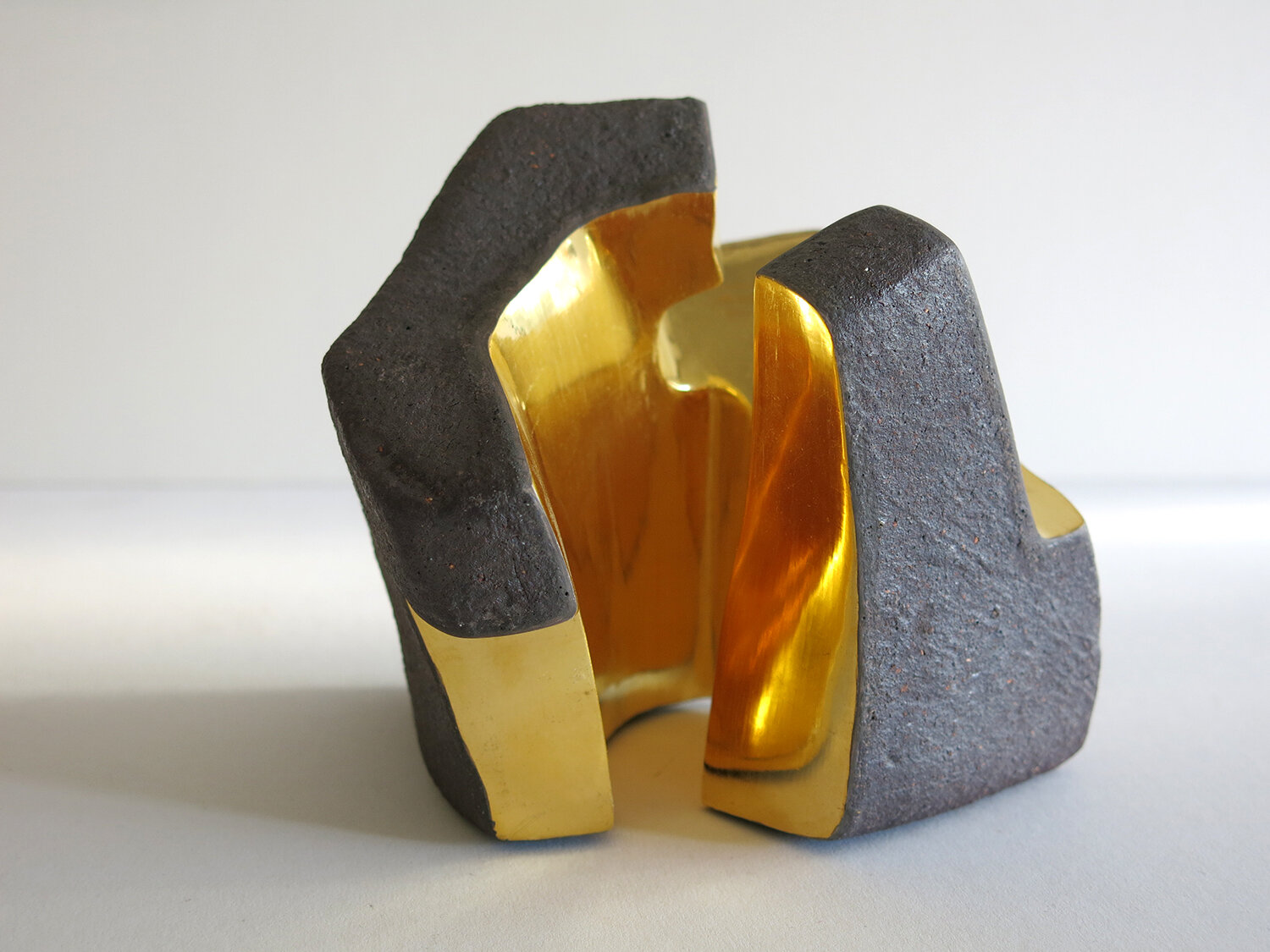 UNTITLED - CERAMIC AND GOLD sculpture 2 - J. Yázpik