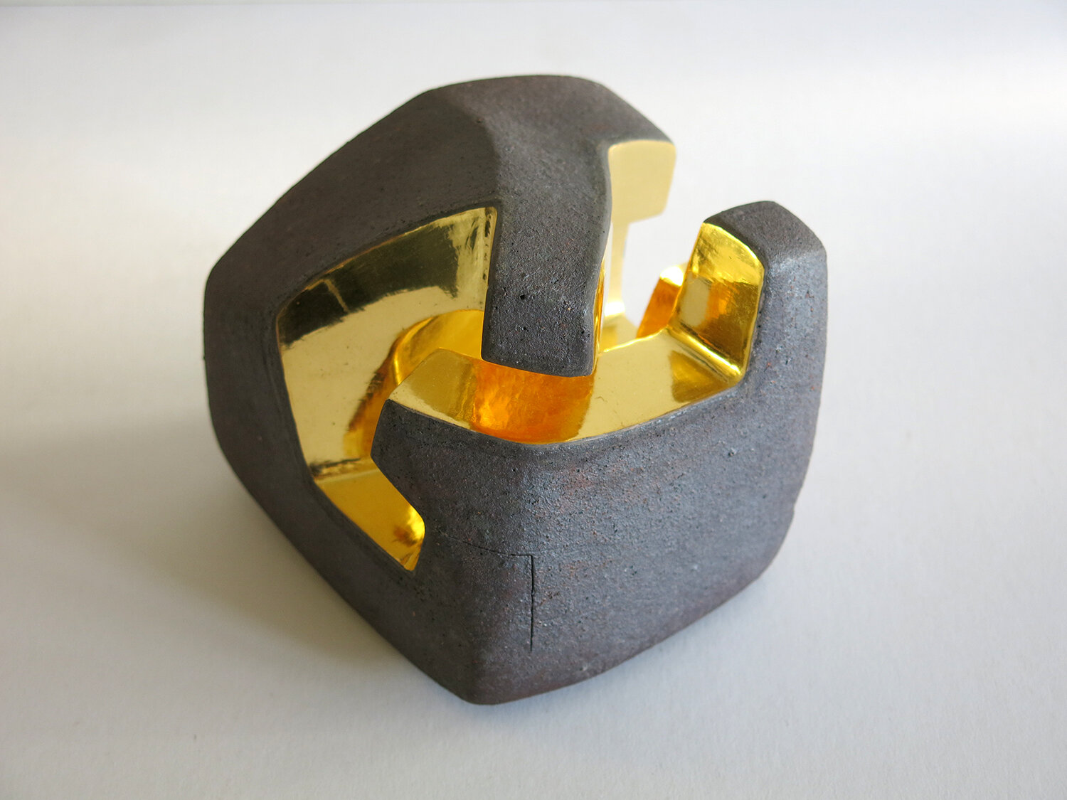 UNTITLED - CERAMIC AND GOLD sculpture 1 - J. Yázpik