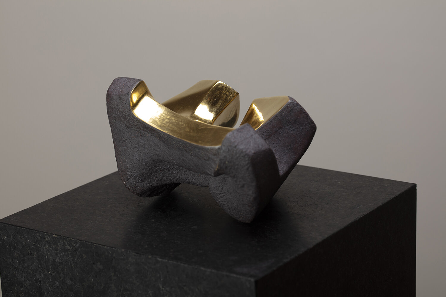 jorge-yazpik-untitled-3-sculptures-piece2-2-solid-clay-goldleaf-2020-marion-friedmann-gallery.jpg
