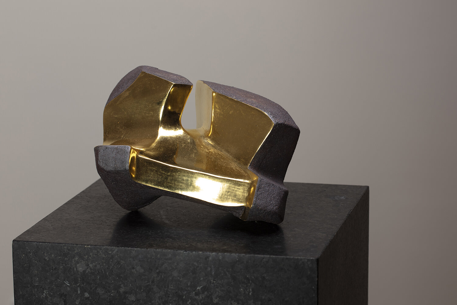 jorge-yazpik-untitled-3-sculptures-piece2-solid-clay-goldleaf-2020-marion-friedmann-gallery.jpg